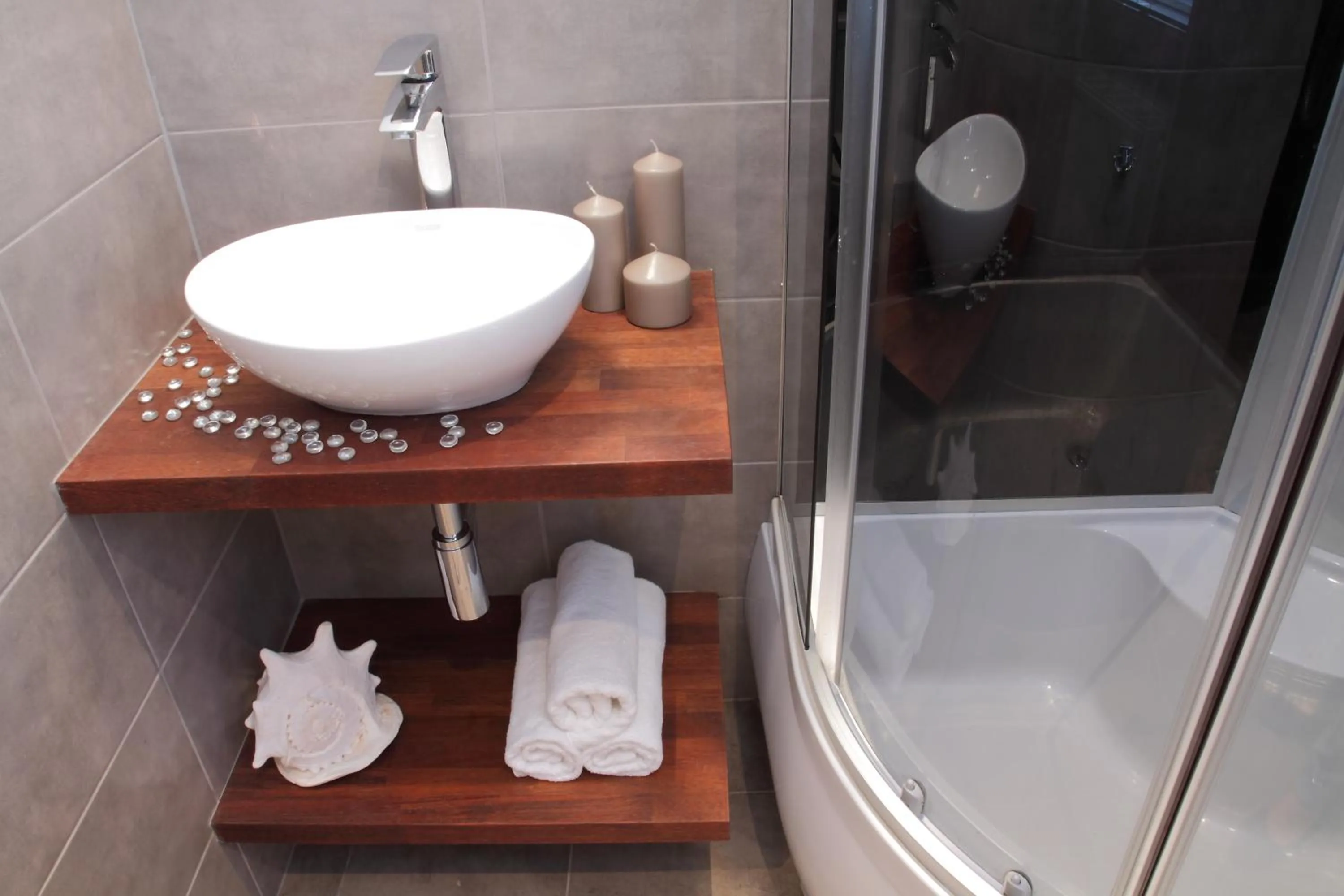 Shower in Glam House Apartments