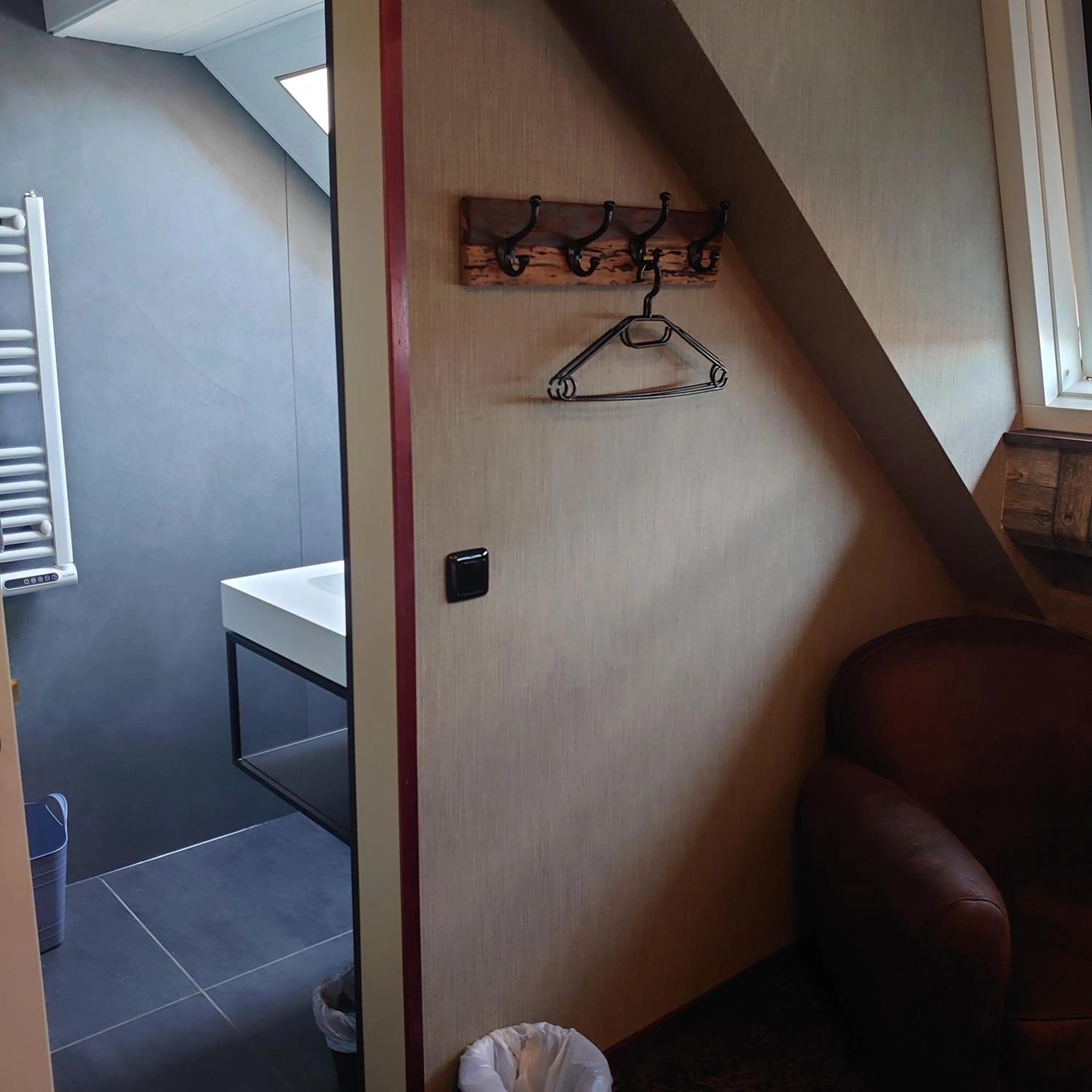 wardrobe in De Cyprian Bed & Breakfast