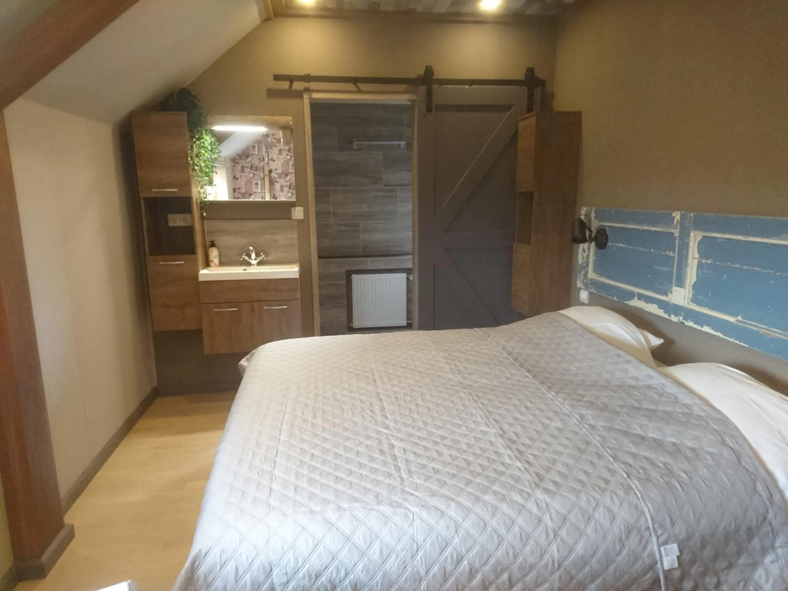 Photo of the whole room, Bed in De Cyprian Bed & Breakfast