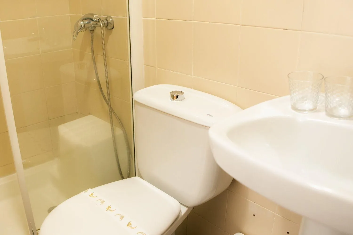 Shower in Hotel Playa Conil - Beachfront Studios & Suites