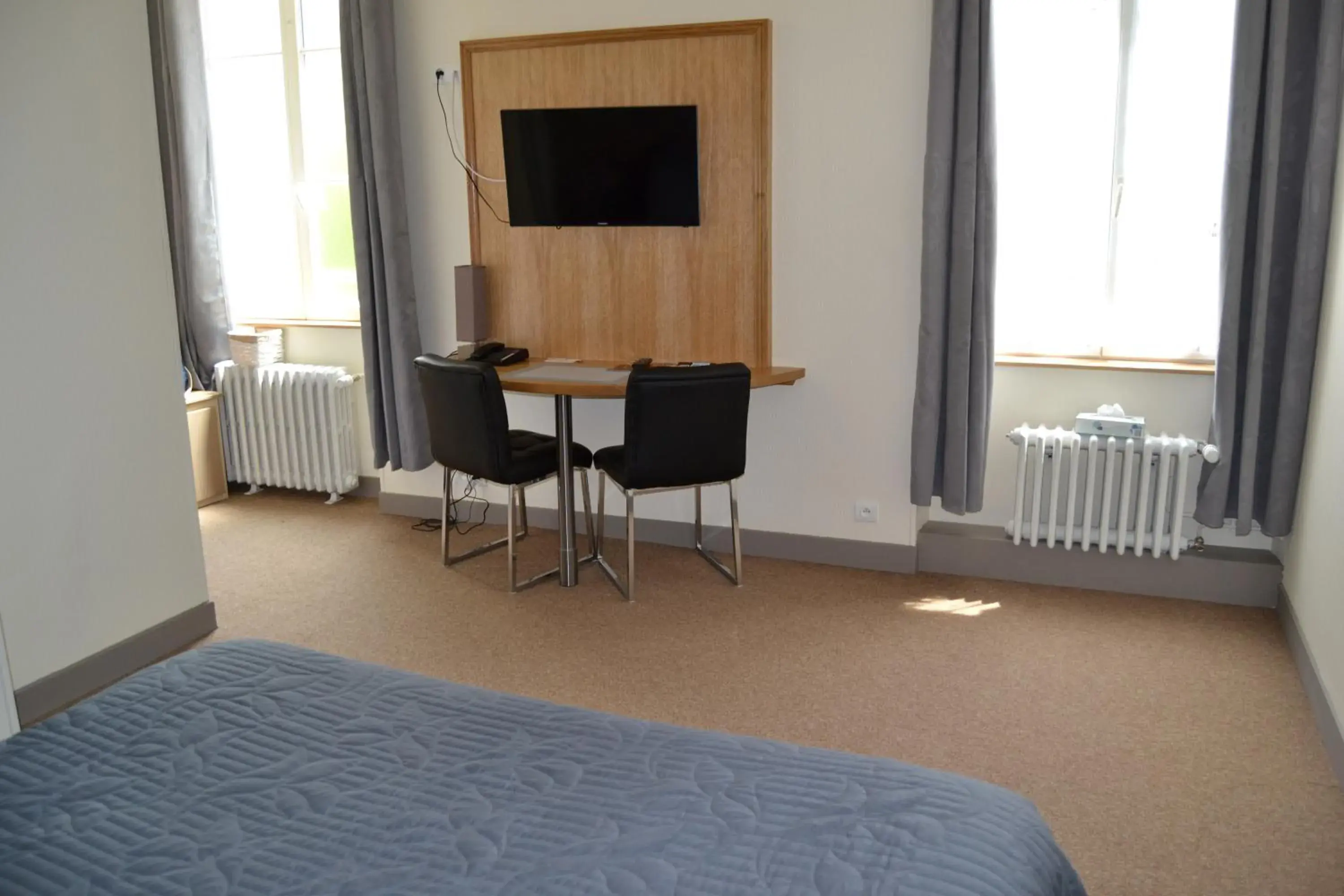 Comfort Double Room with Shower in Hostellerie De La Poste Comfort Double Room with Shower in Hostellerie De La Poste