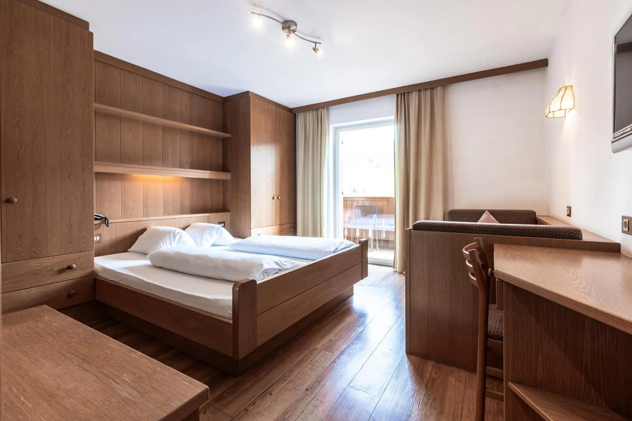 Photo of the whole room, Bed in Hotel Zum Löwen - Al Leone