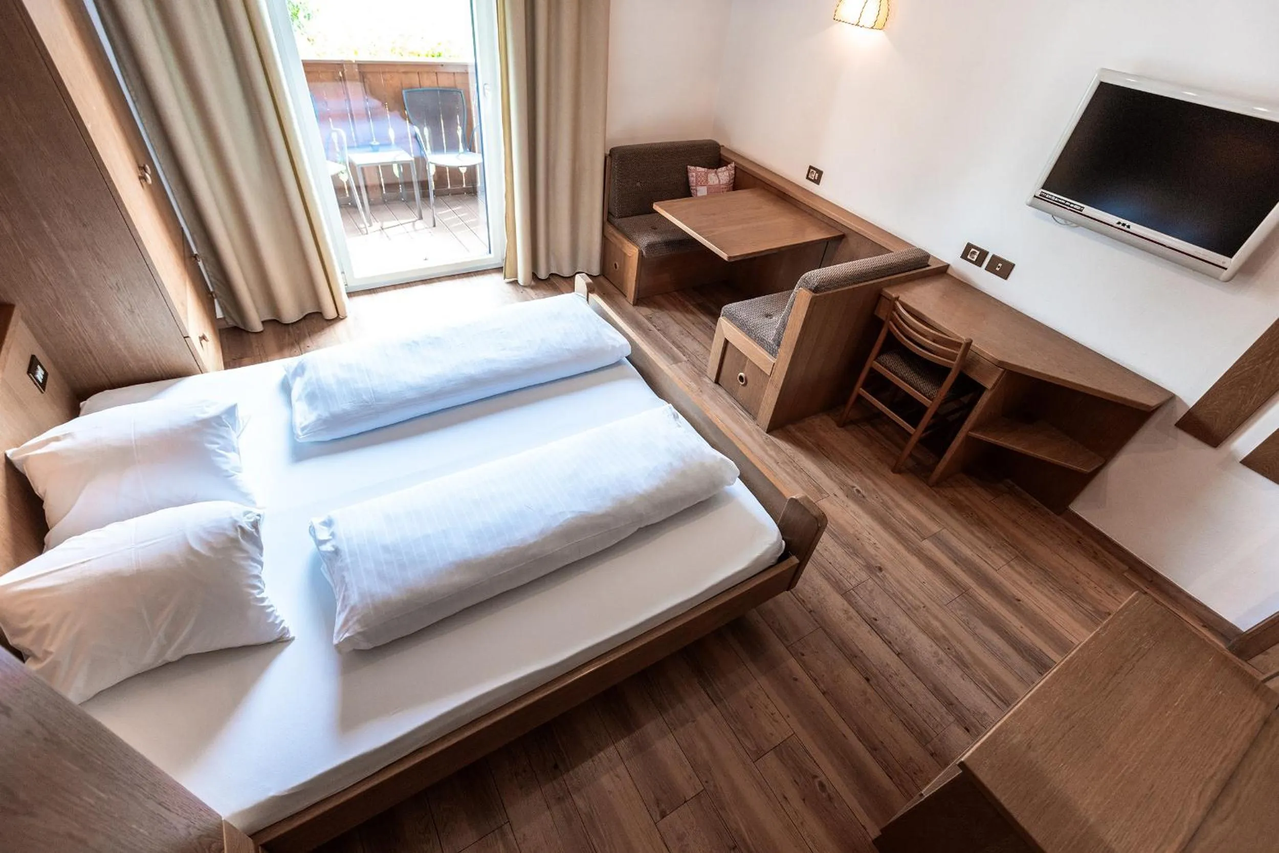 Photo of the whole room, Bed in Hotel Zum Löwen - Al Leone