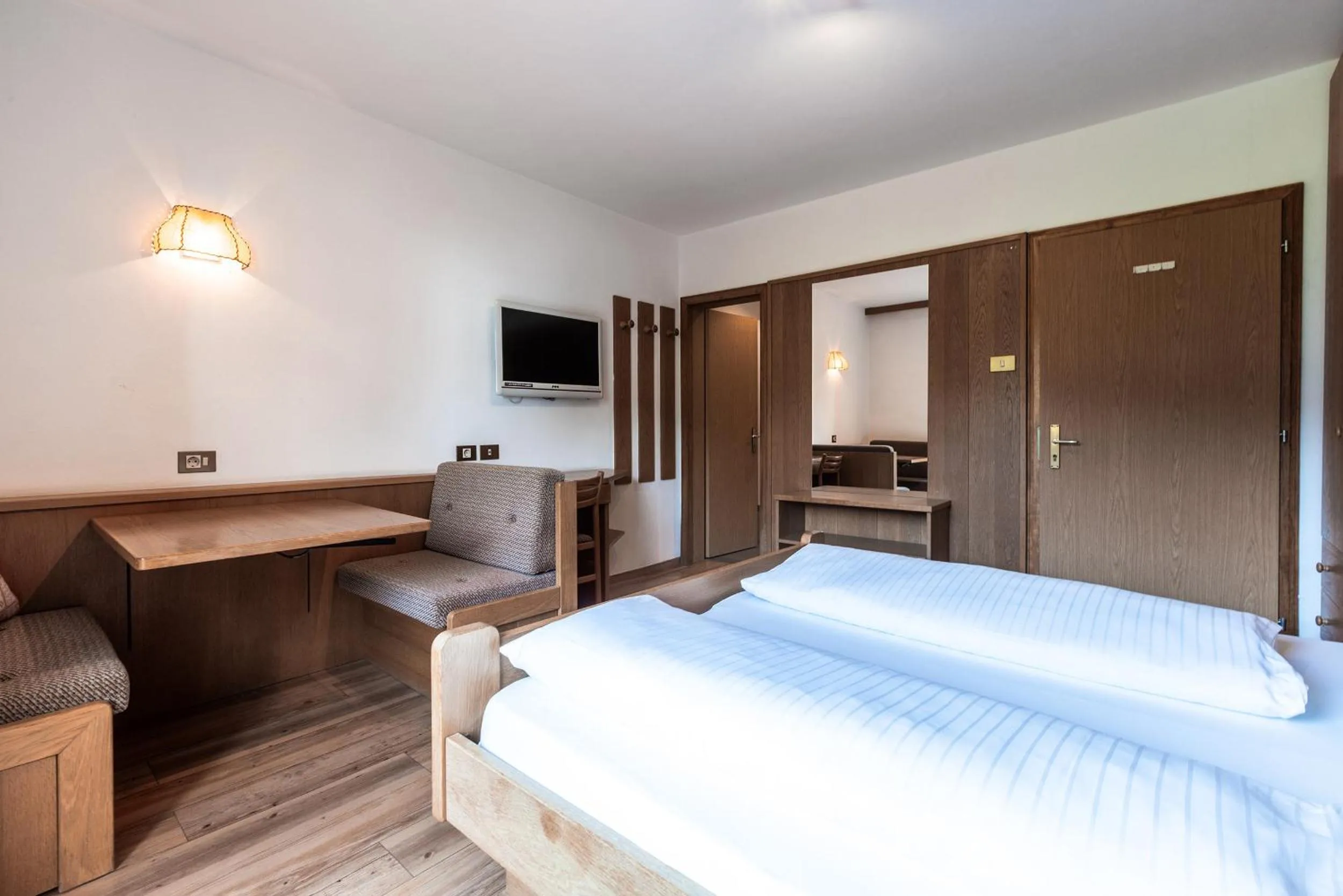 Bedroom, Bed in Hotel Zum Löwen - Al Leone