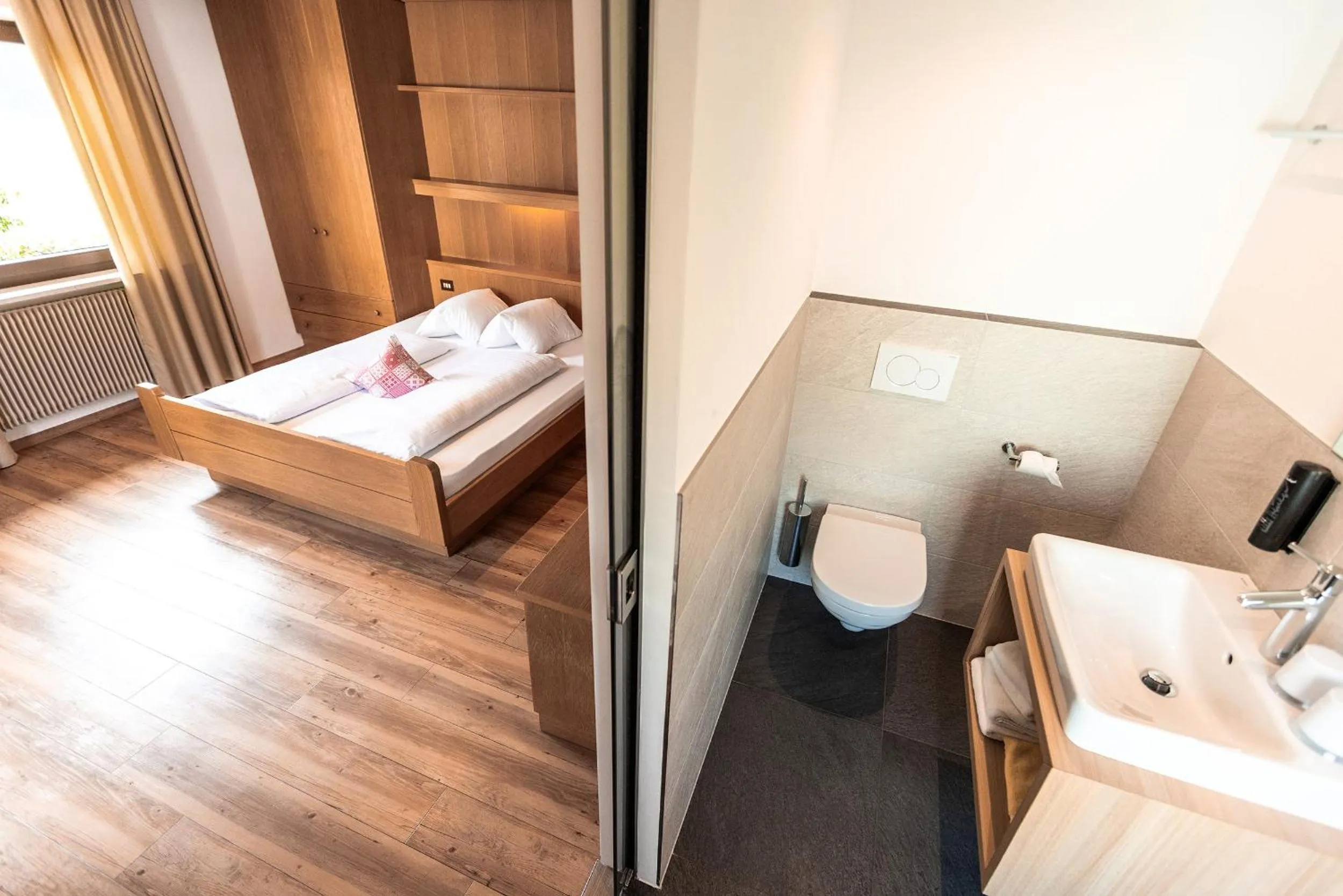 Photo of the whole room, Bed in Hotel Zum Löwen - Al Leone