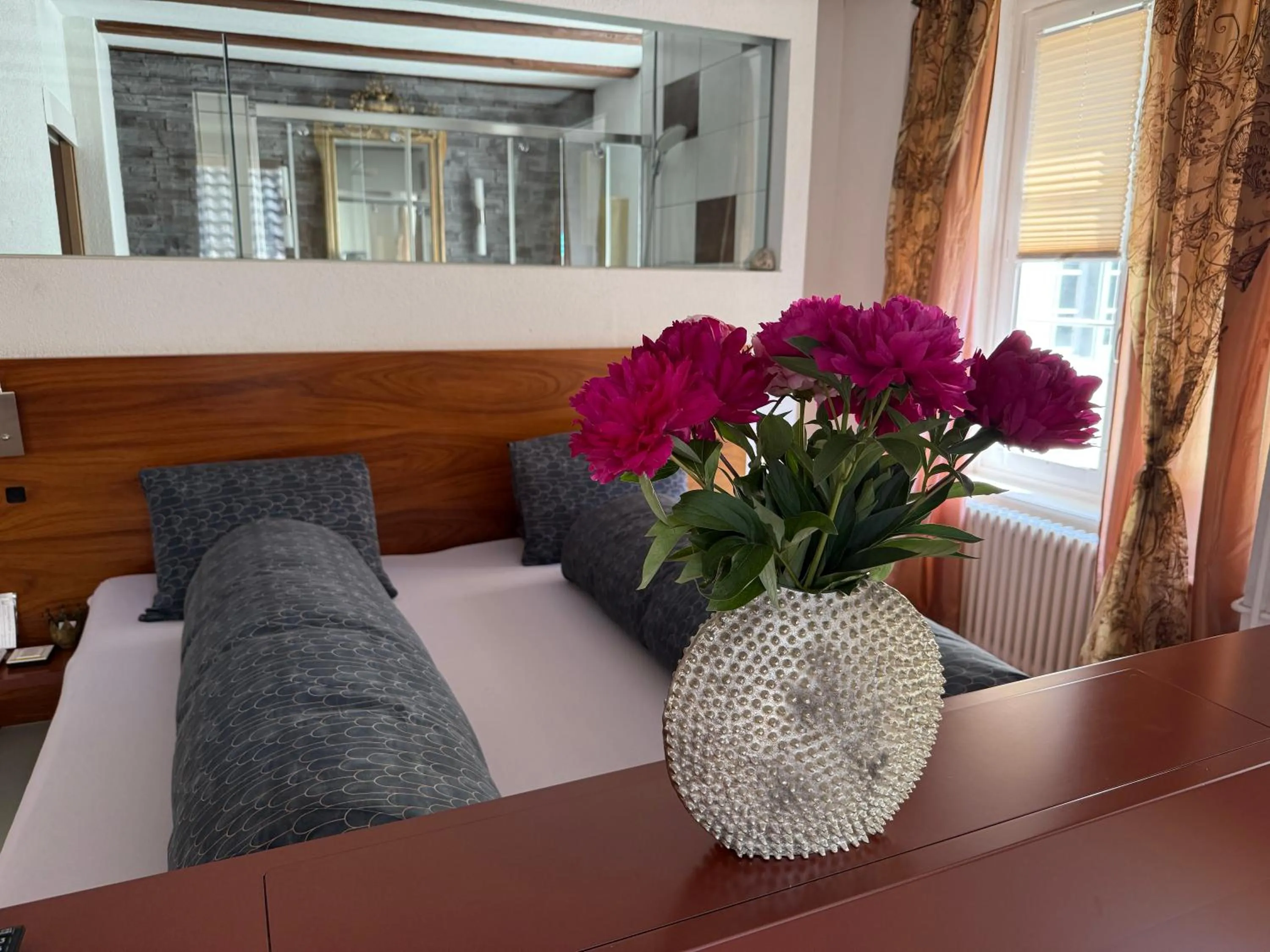 Bed in Hotel Krone Sihlbrugg