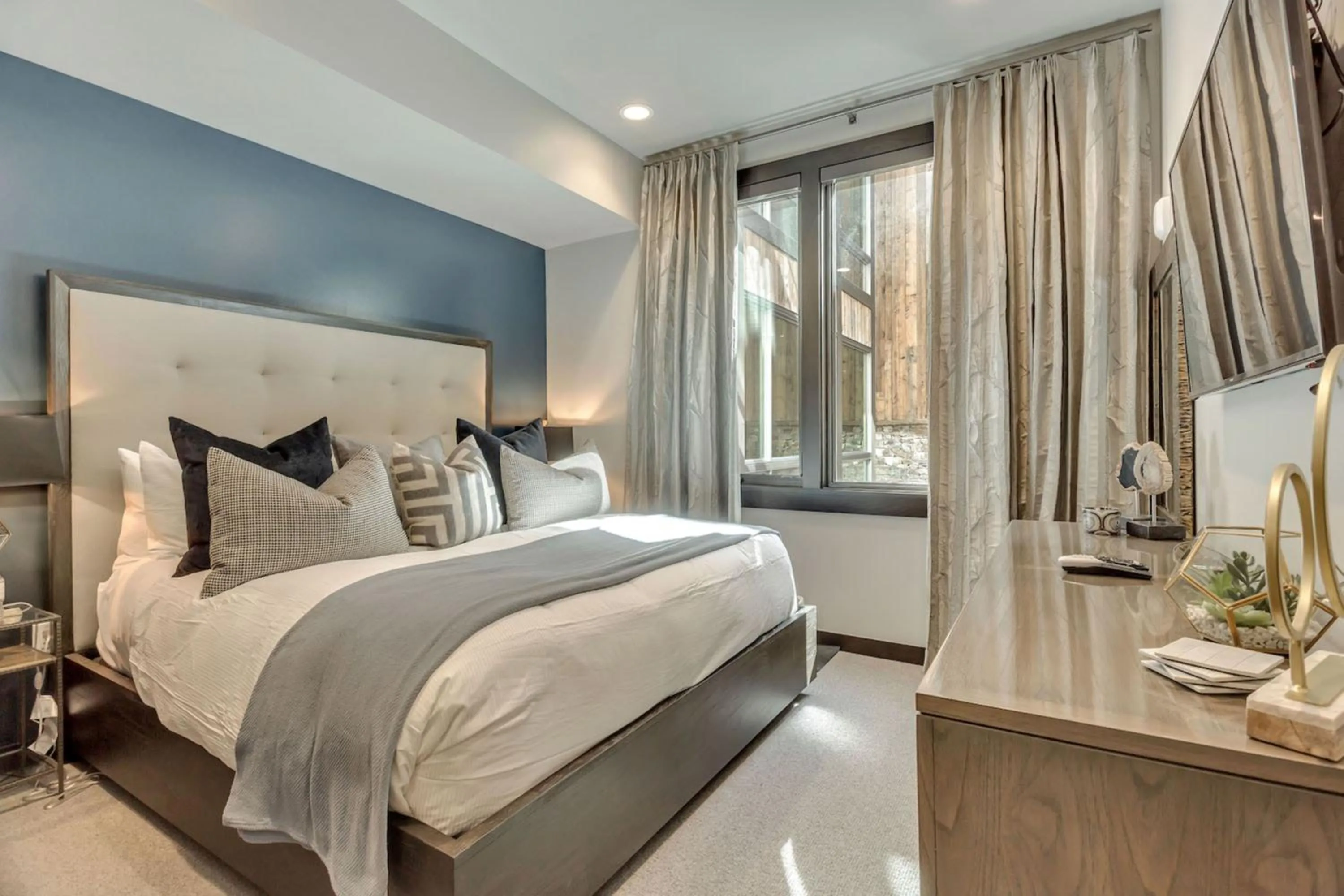 Bedroom, Bed in Stein Eriksen Residences