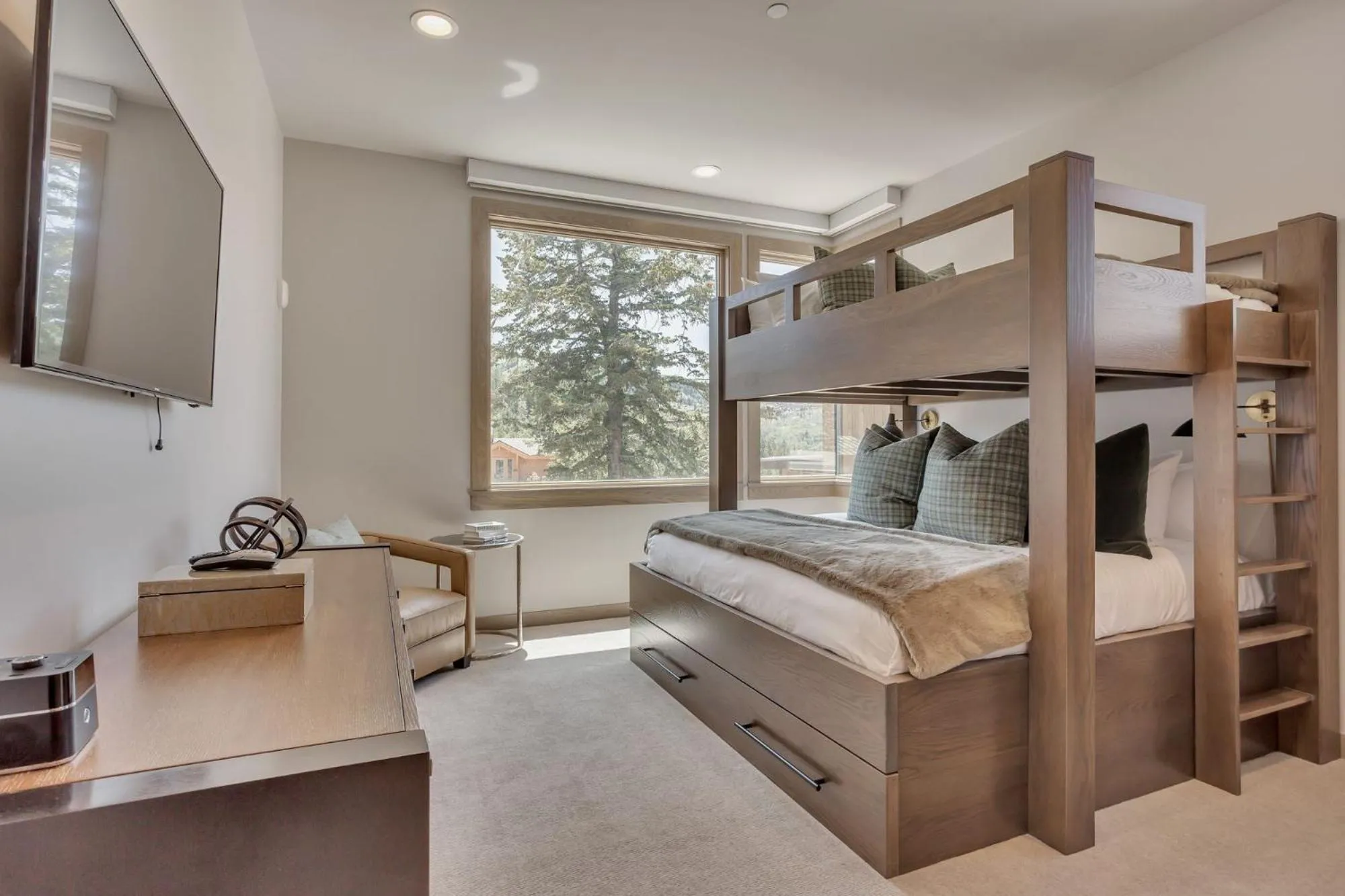 Bedroom, Bed in Stein Eriksen Residences