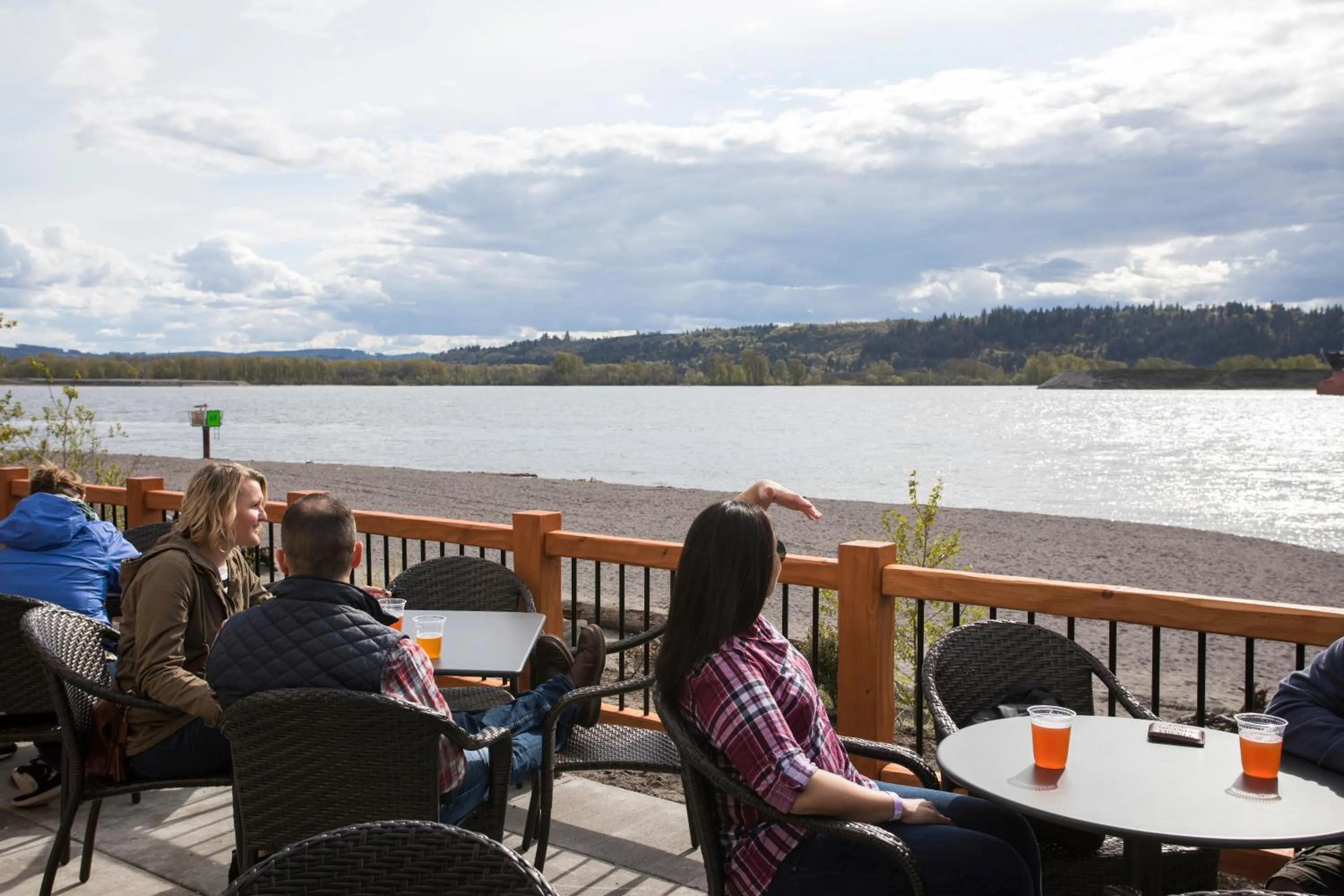 Lounge or bar in McMenamins Kalama Harbor Lodge