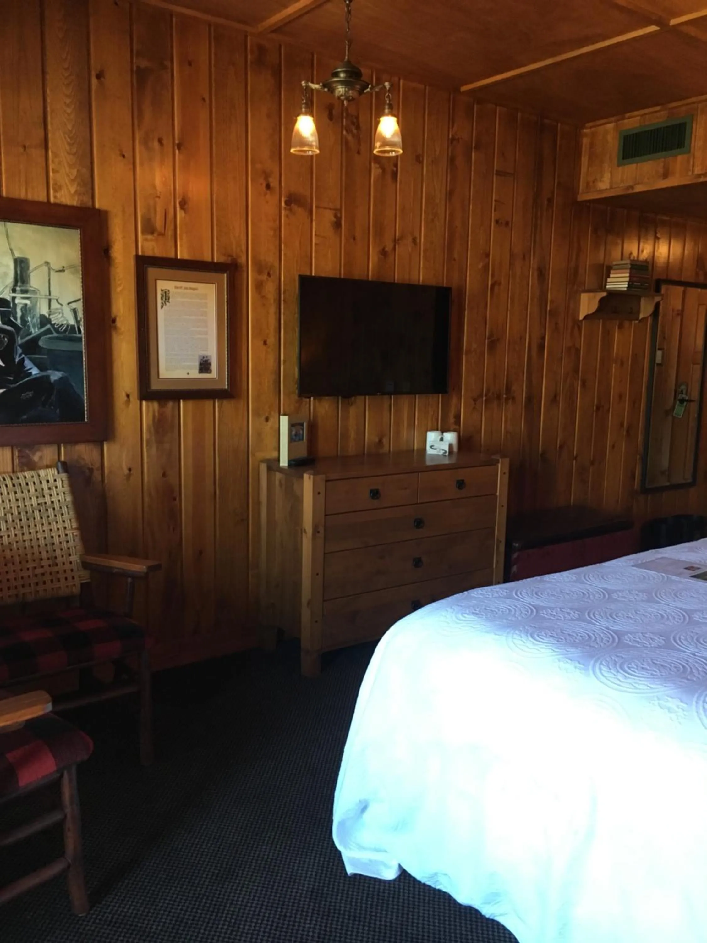 TV and multimedia, Bed in McMenamins Kalama Harbor Lodge