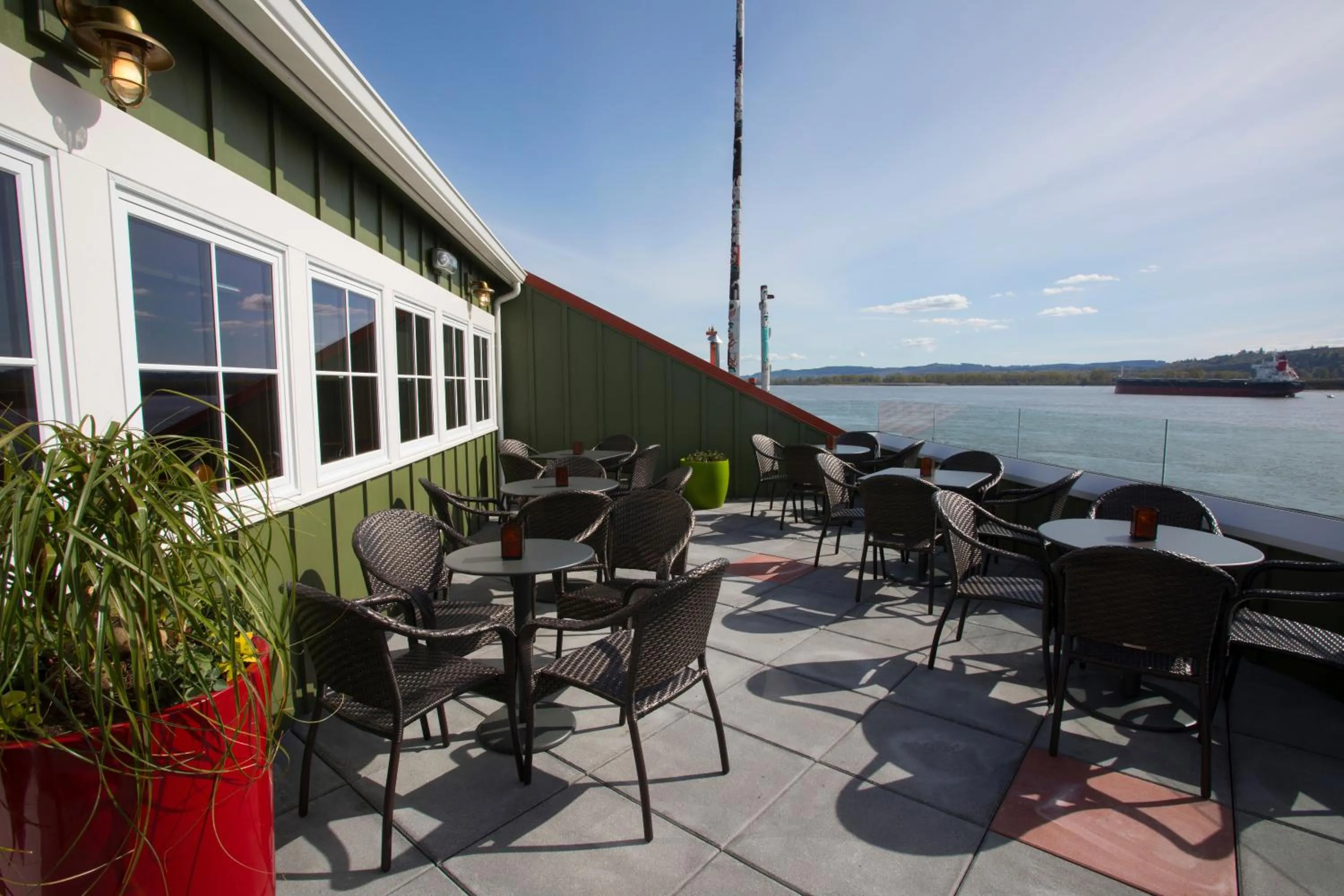 Restaurant/places to eat in McMenamins Kalama Harbor Lodge