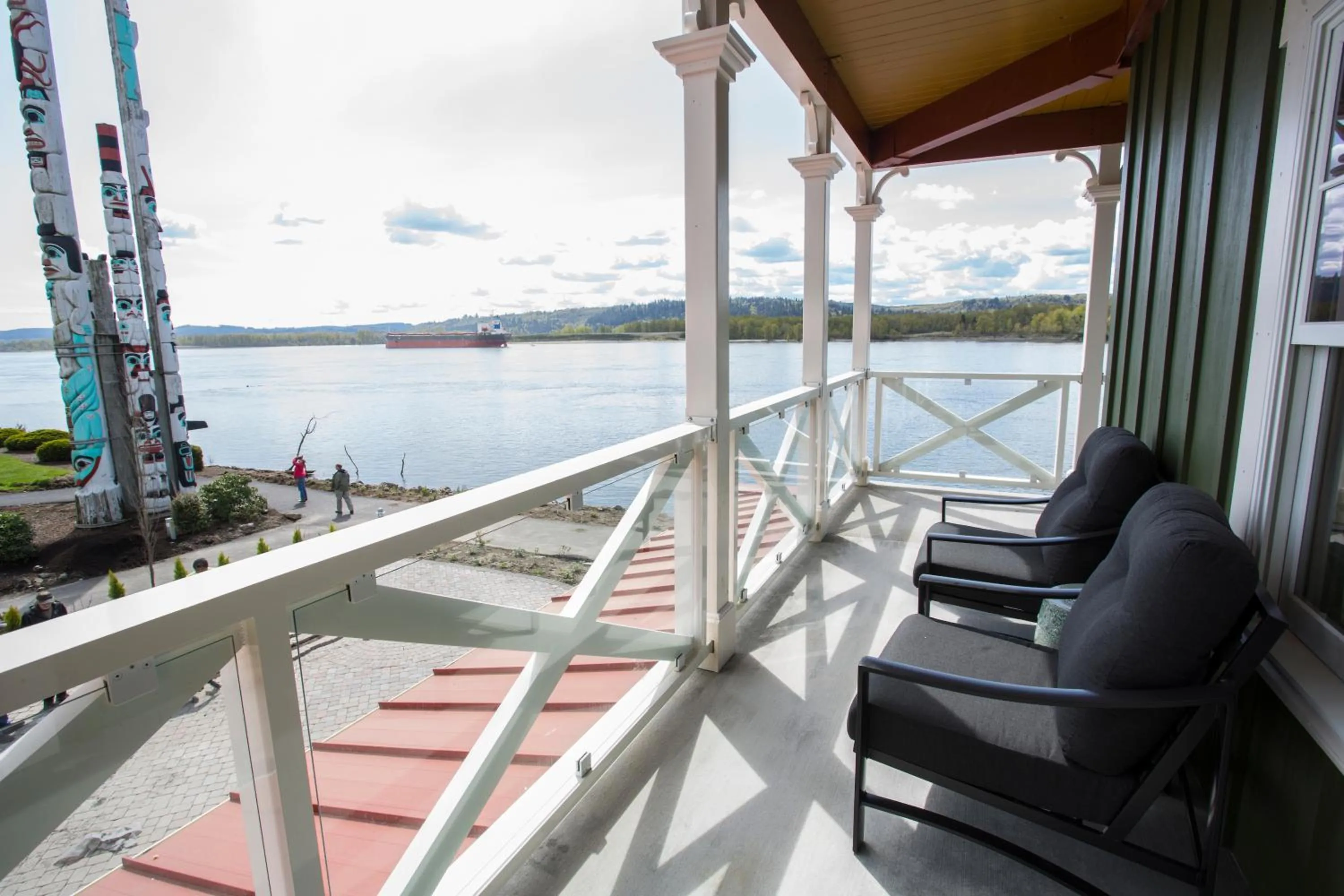 Balcony/Terrace in McMenamins Kalama Harbor Lodge