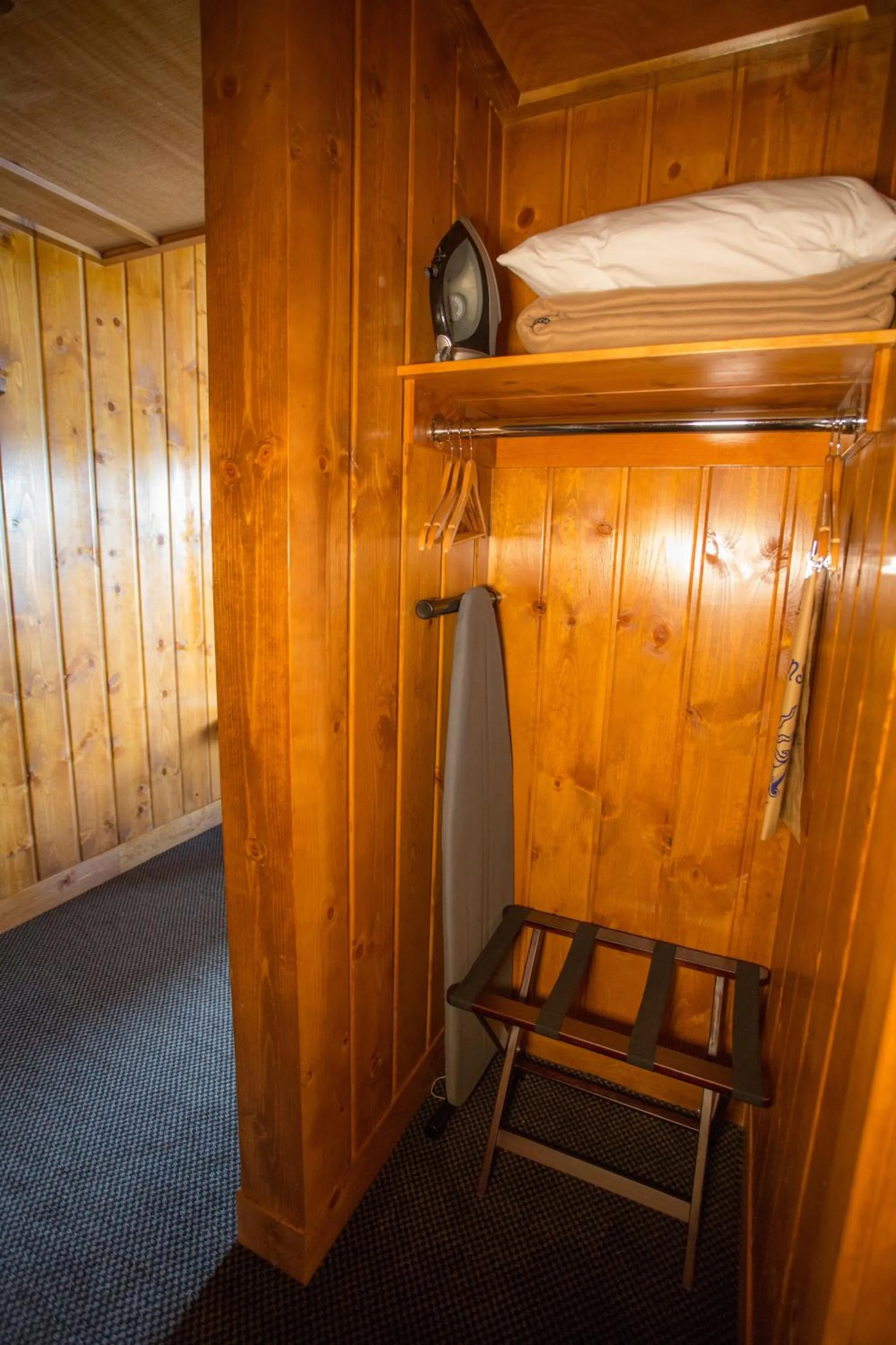 Bedroom in McMenamins Kalama Harbor Lodge