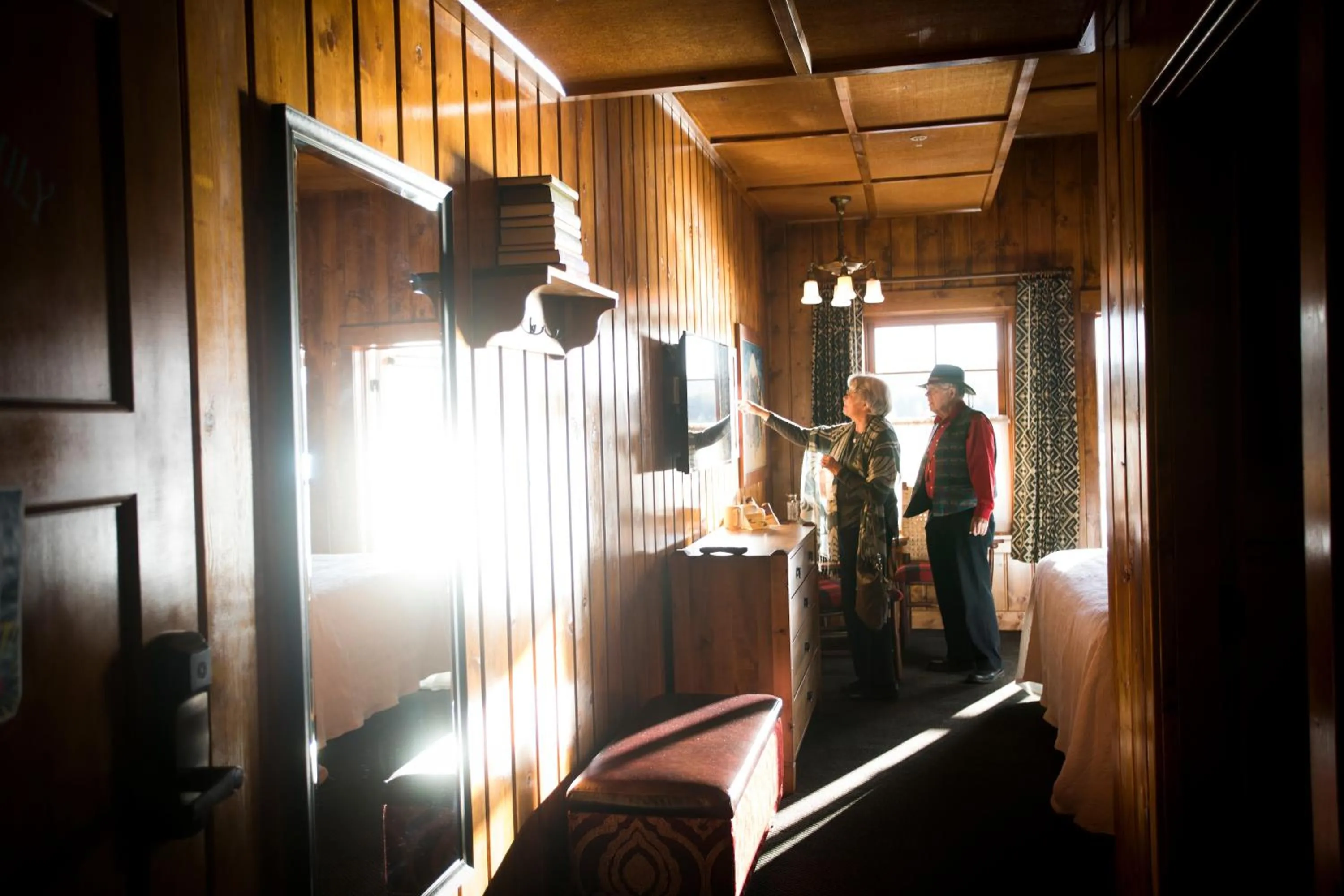 TV and multimedia in McMenamins Kalama Harbor Lodge