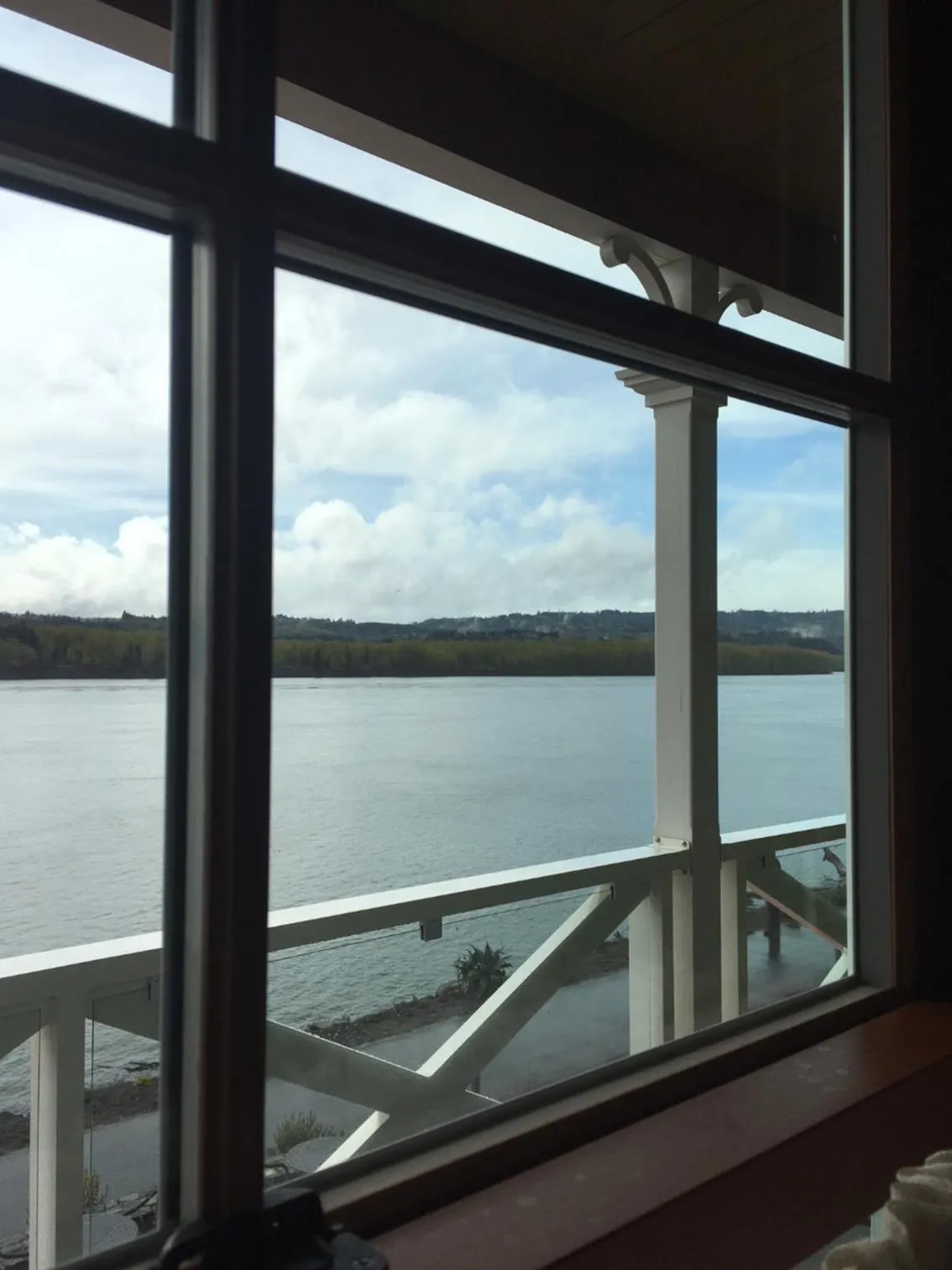 River view in McMenamins Kalama Harbor Lodge