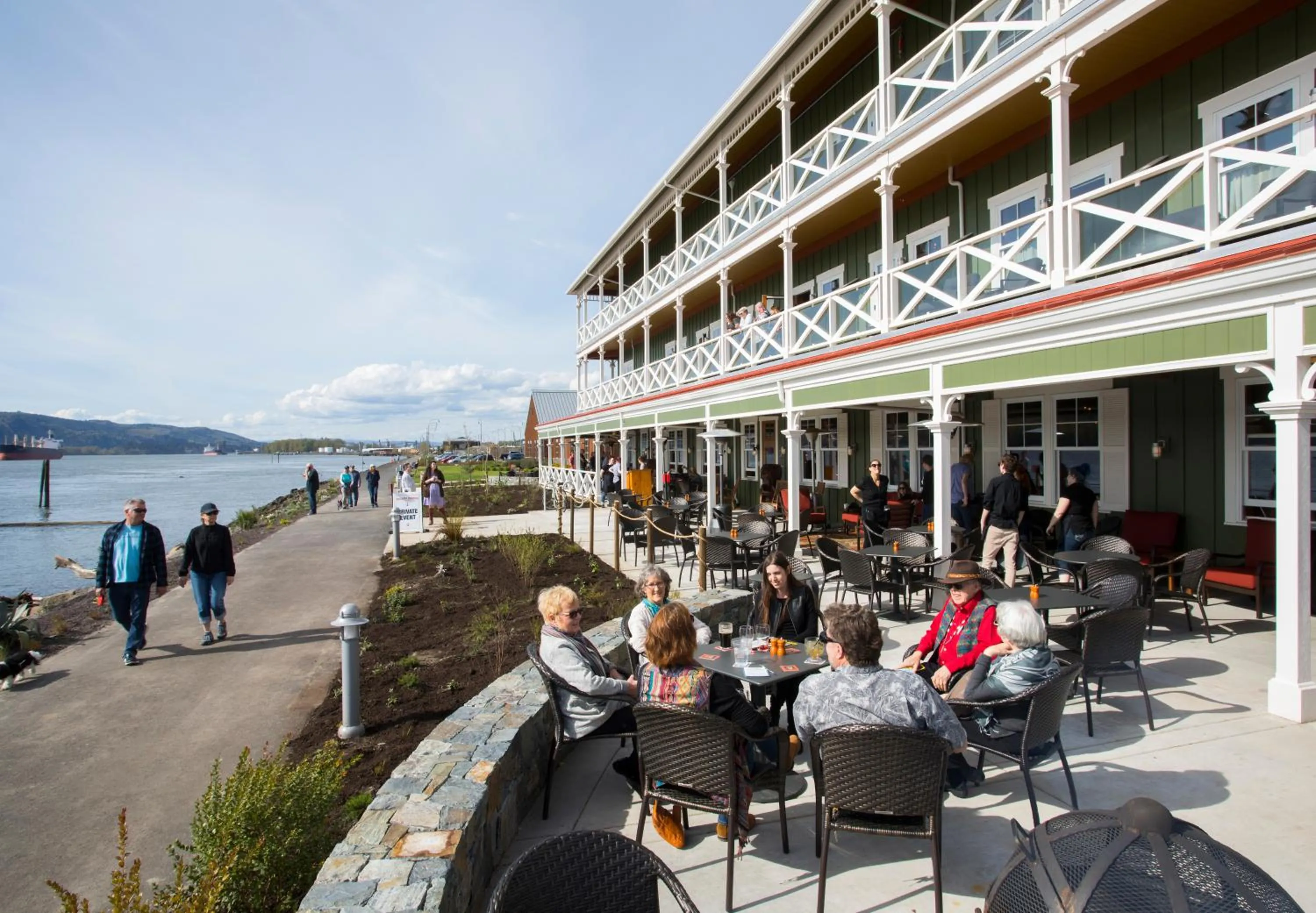 Restaurant/places to eat in McMenamins Kalama Harbor Lodge
