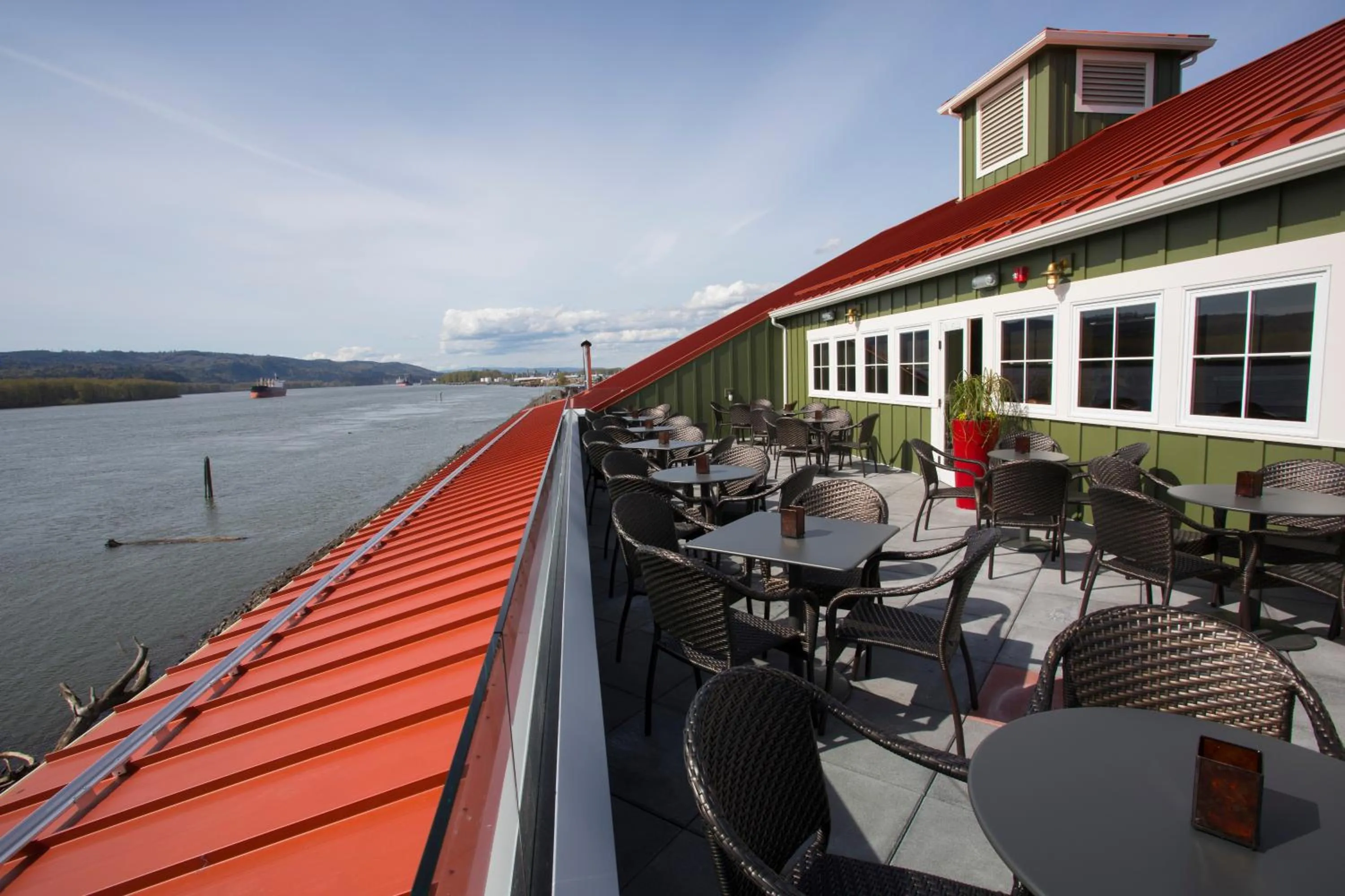 Restaurant/places to eat in McMenamins Kalama Harbor Lodge