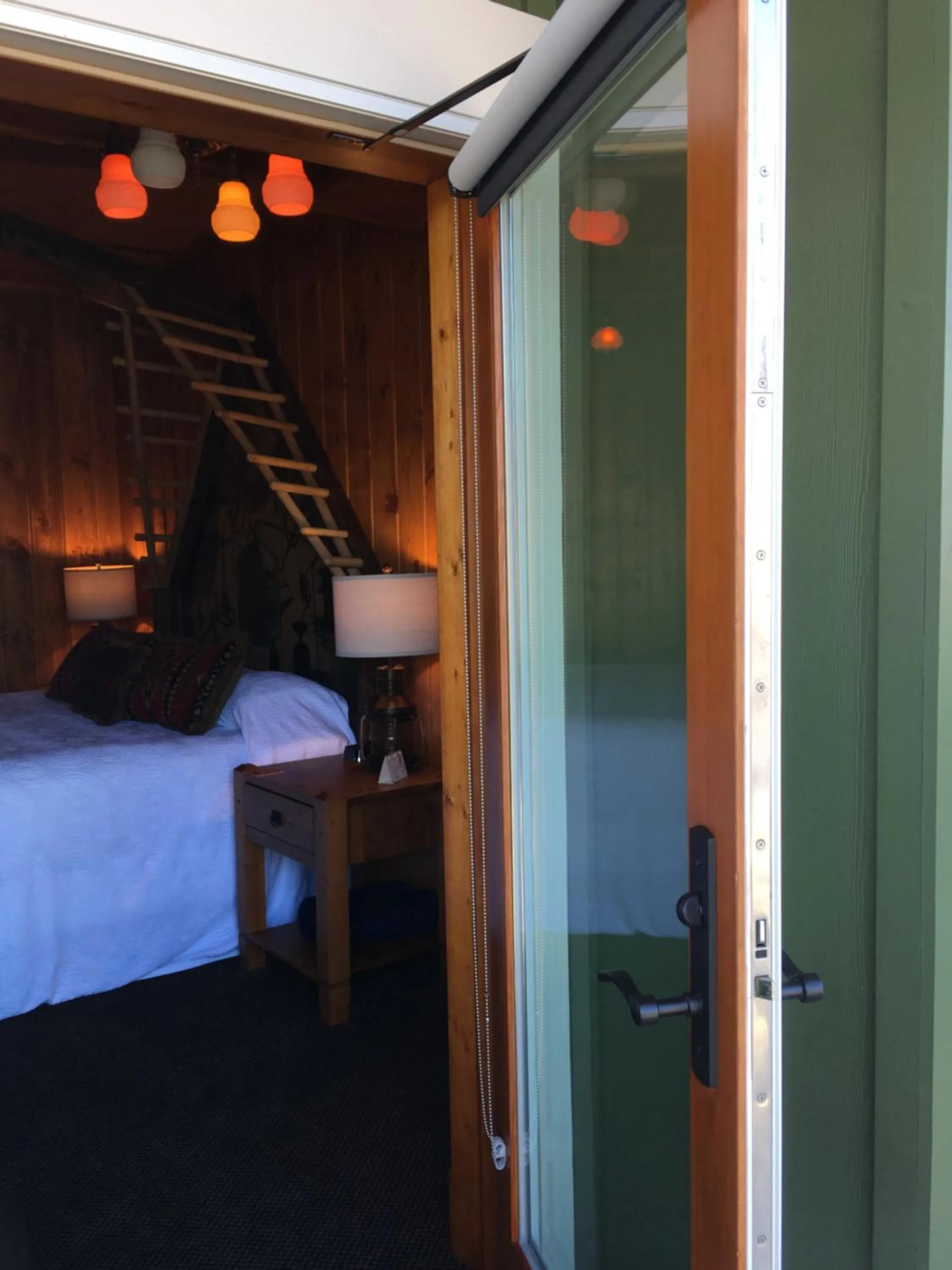 Bed in McMenamins Kalama Harbor Lodge
