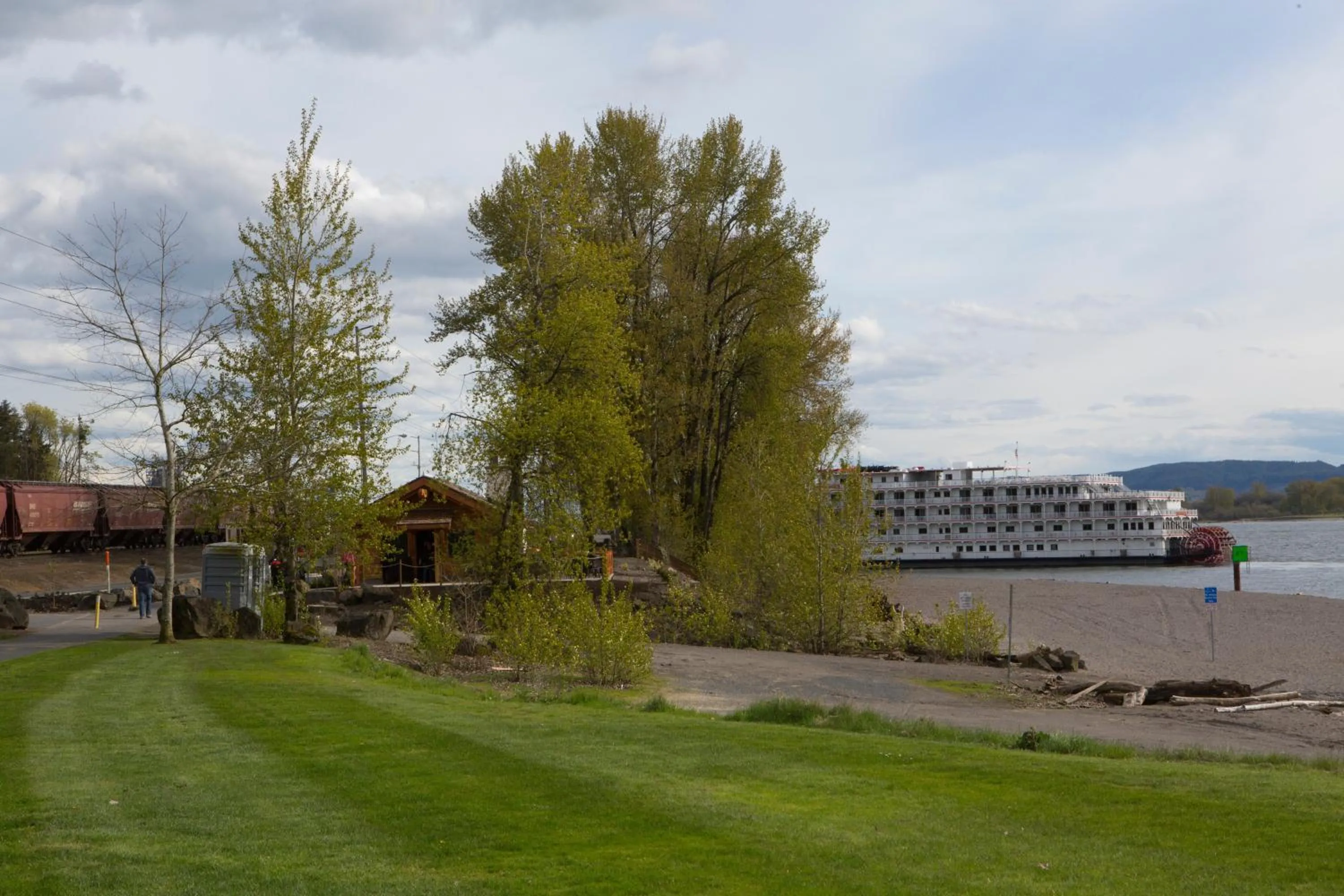 Lounge or bar in McMenamins Kalama Harbor Lodge
