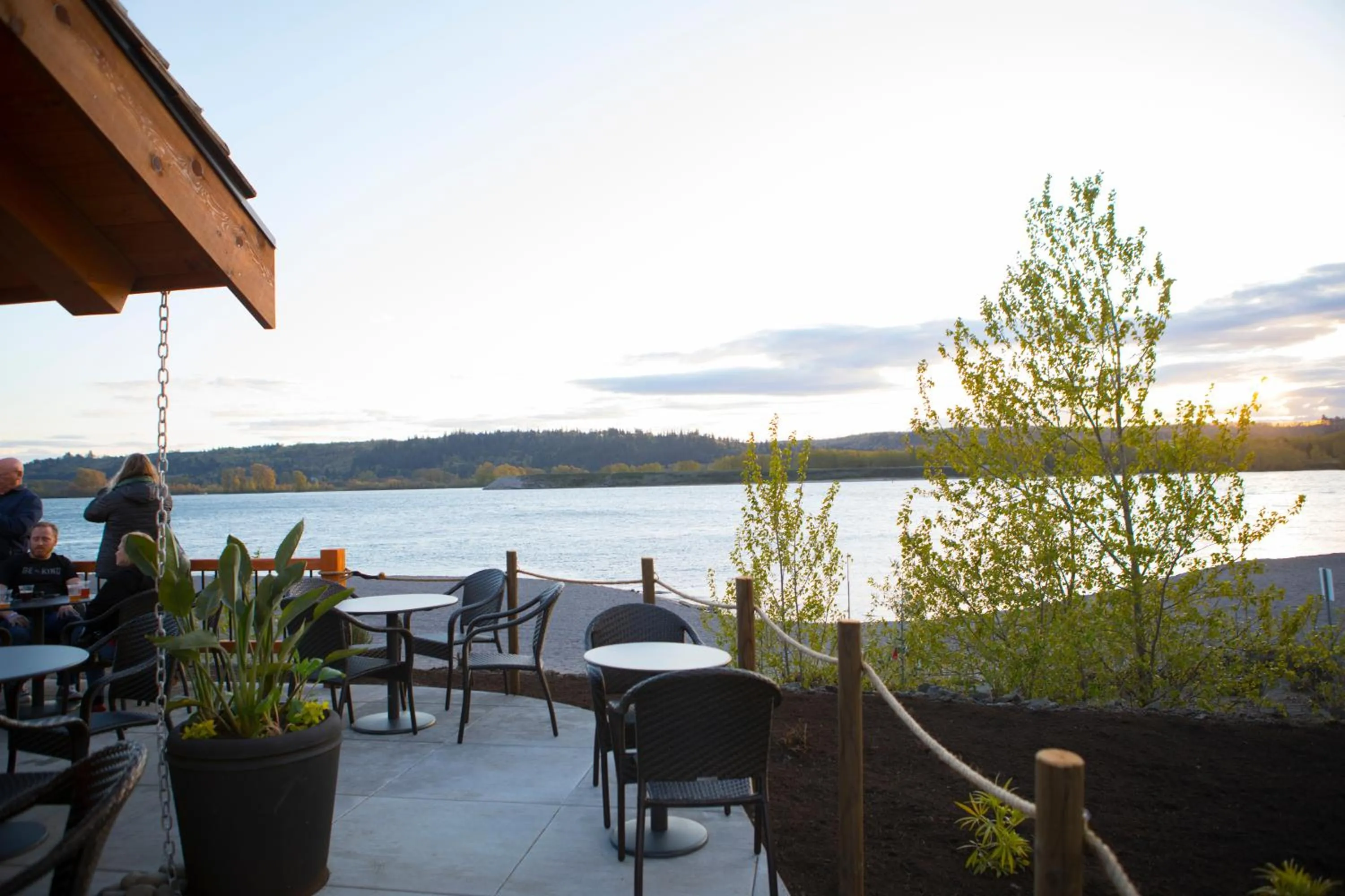 Lounge or bar in McMenamins Kalama Harbor Lodge
