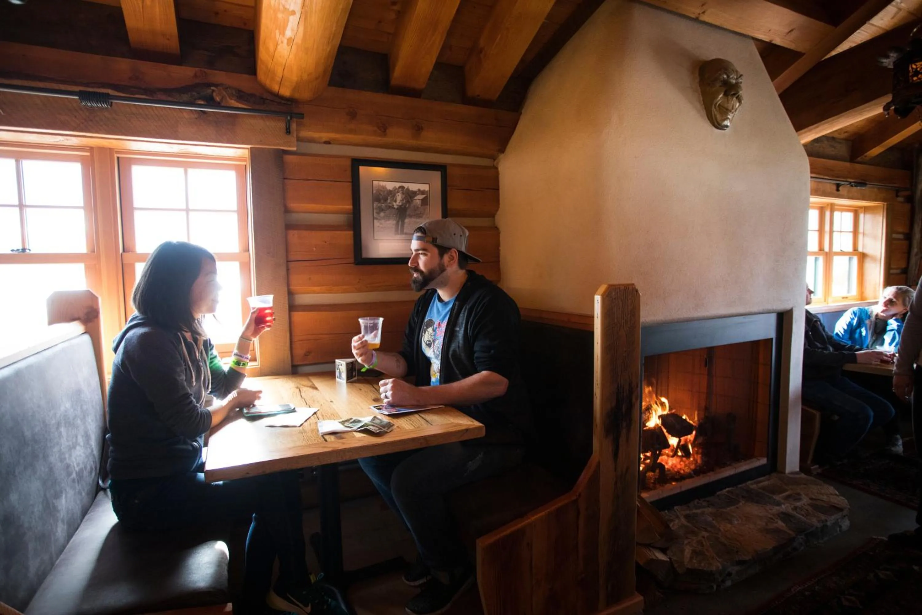 Lounge or bar in McMenamins Kalama Harbor Lodge