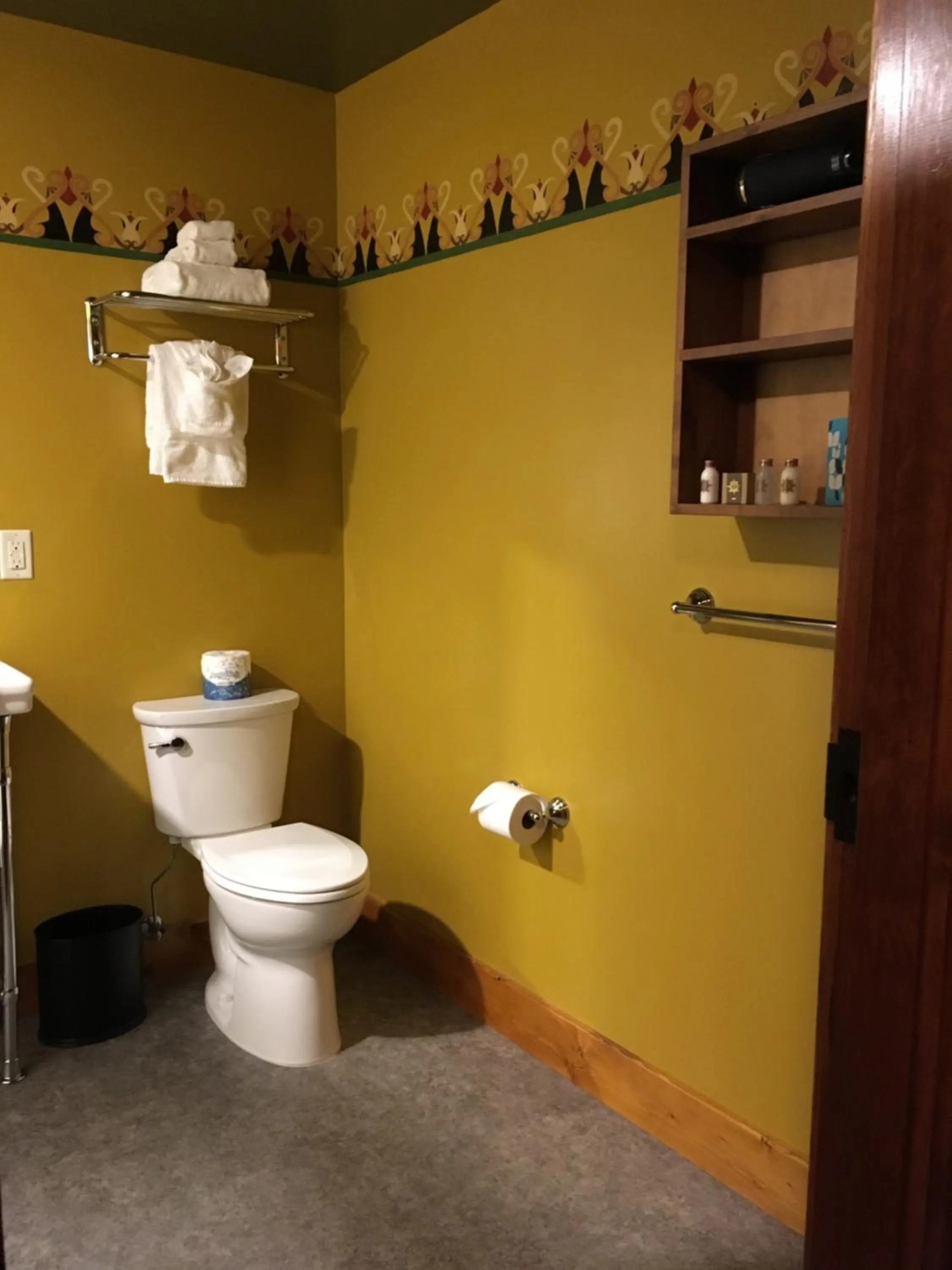 Bathroom in McMenamins Kalama Harbor Lodge