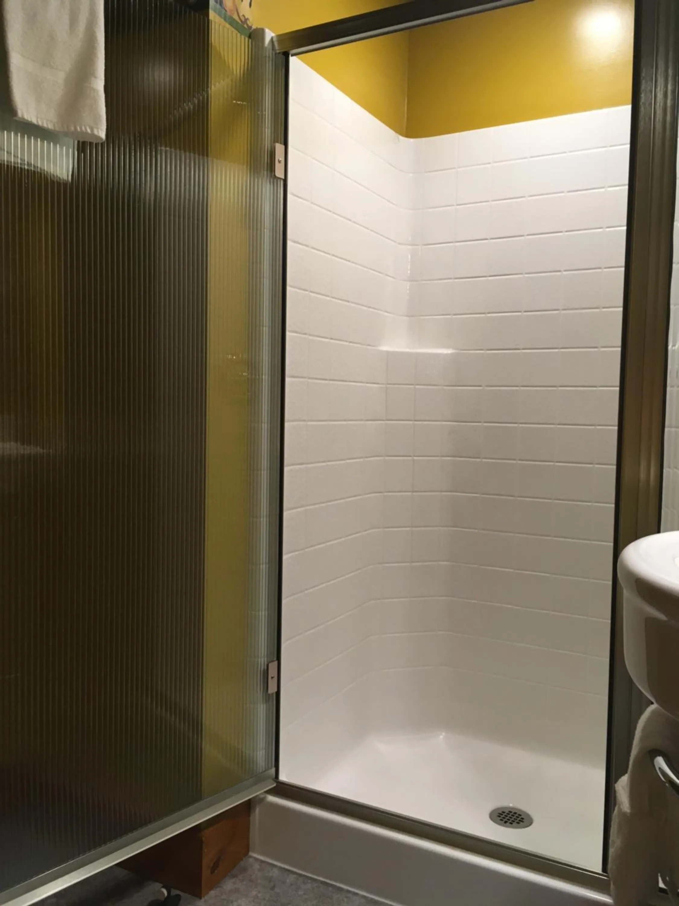 Shower in McMenamins Kalama Harbor Lodge
