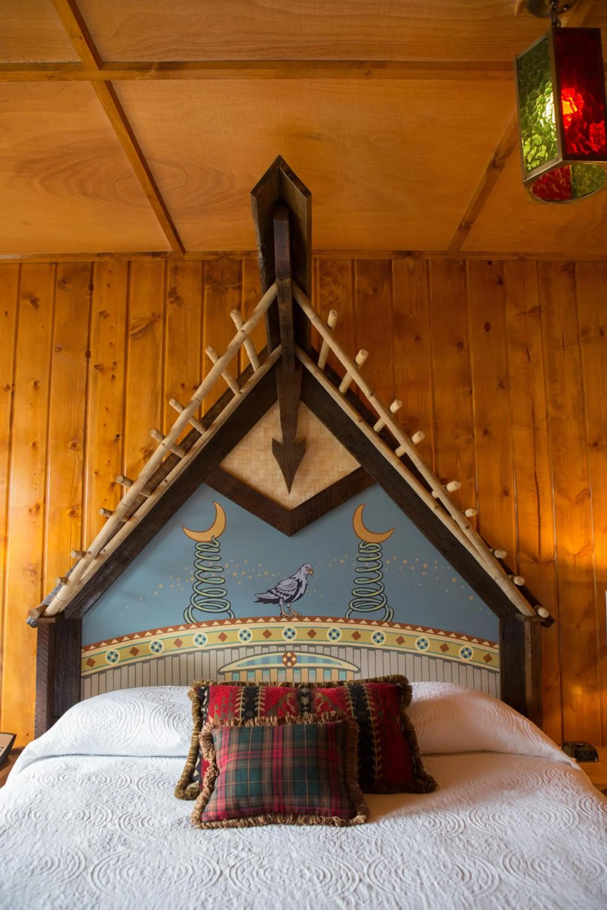 Bed in McMenamins Kalama Harbor Lodge