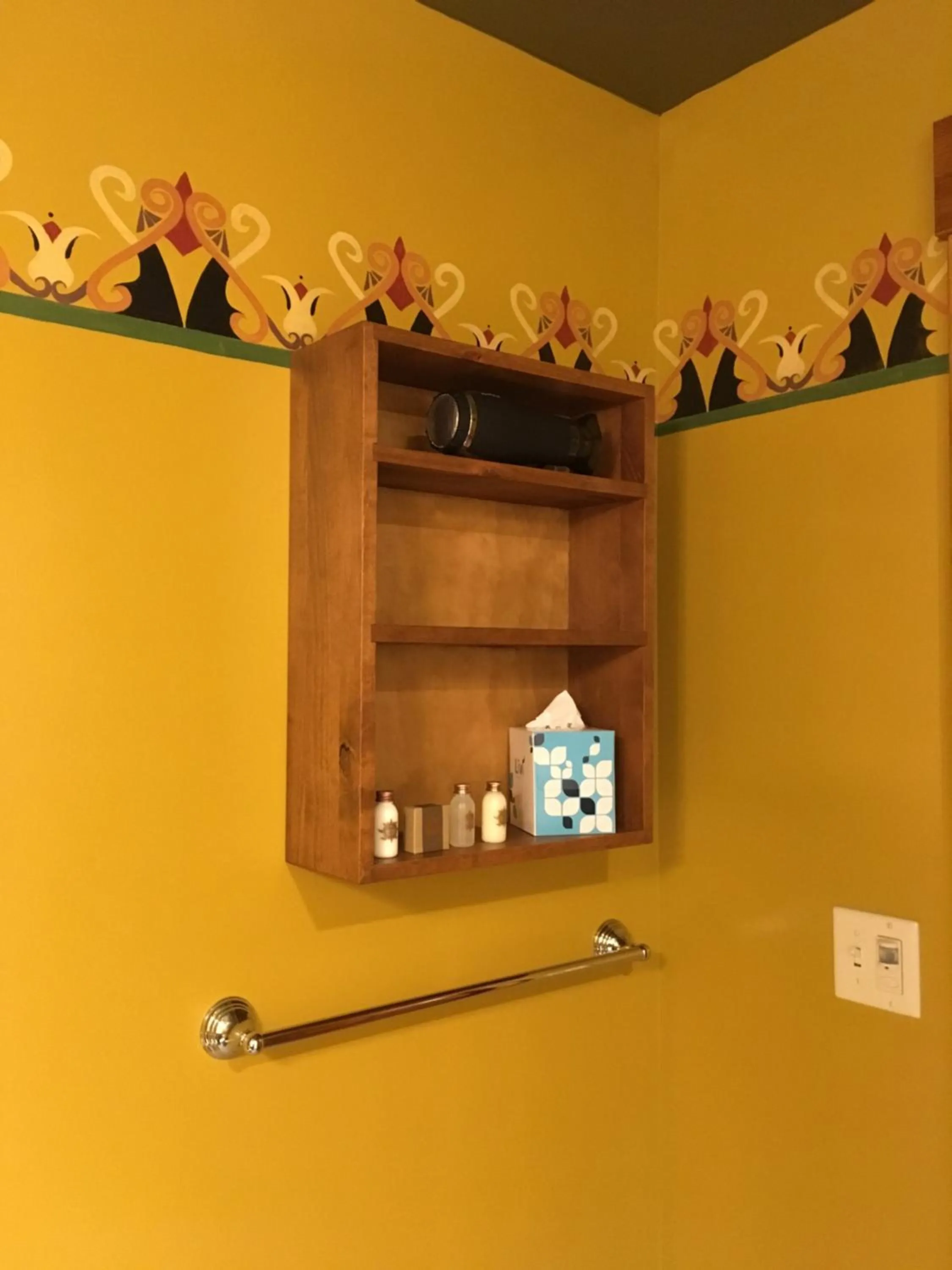 Bathroom in McMenamins Kalama Harbor Lodge