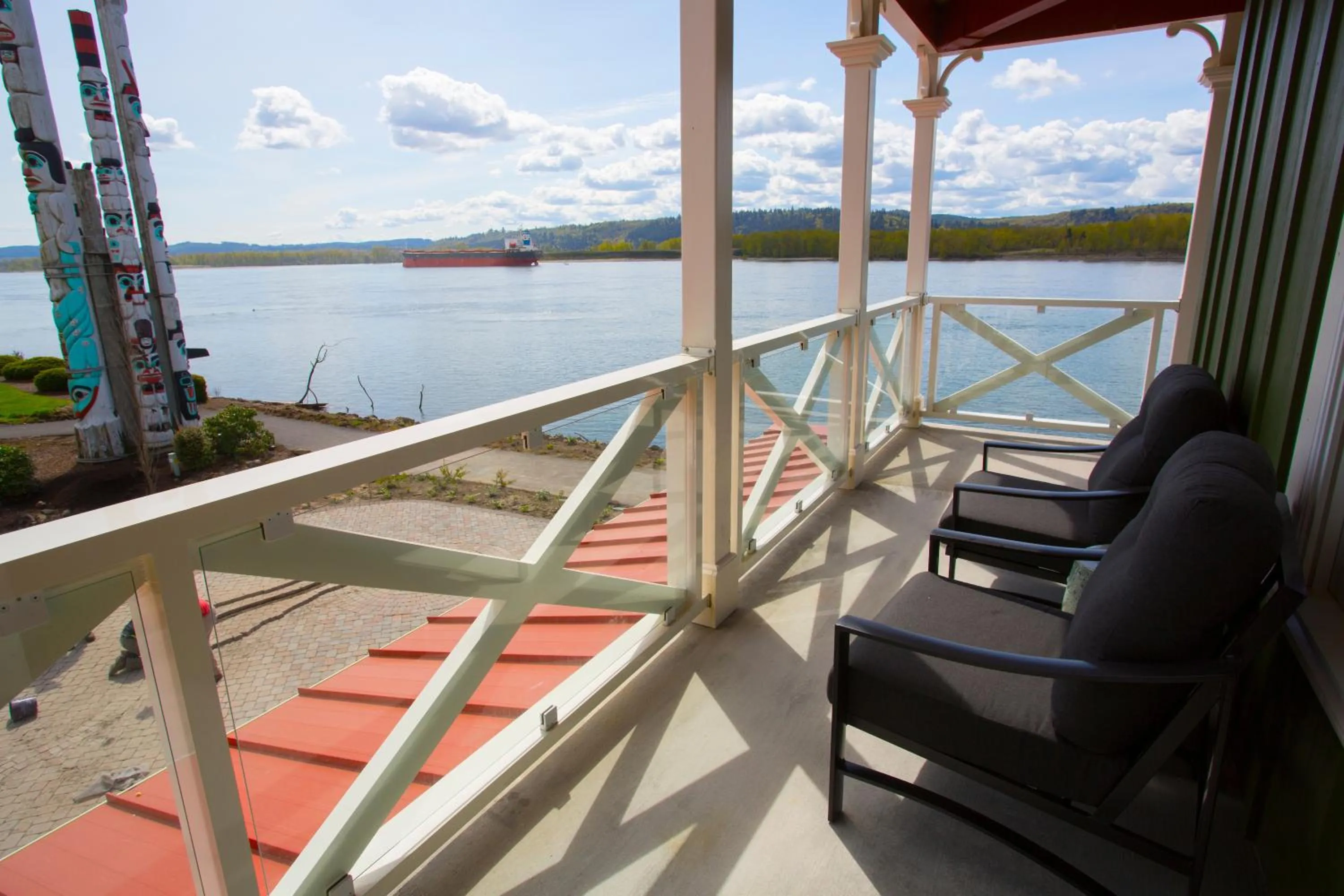 Balcony/Terrace in McMenamins Kalama Harbor Lodge