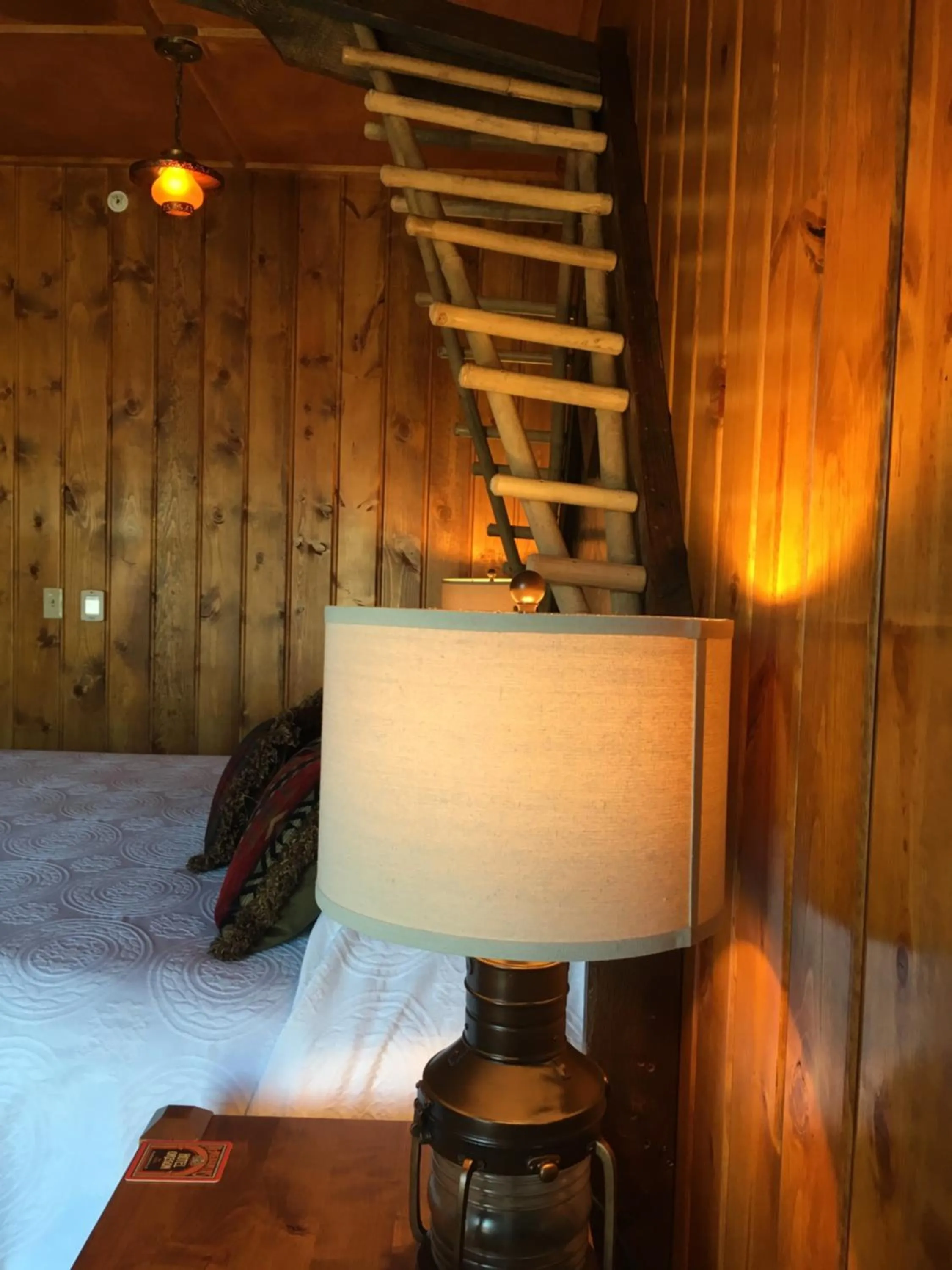 Bed in McMenamins Kalama Harbor Lodge