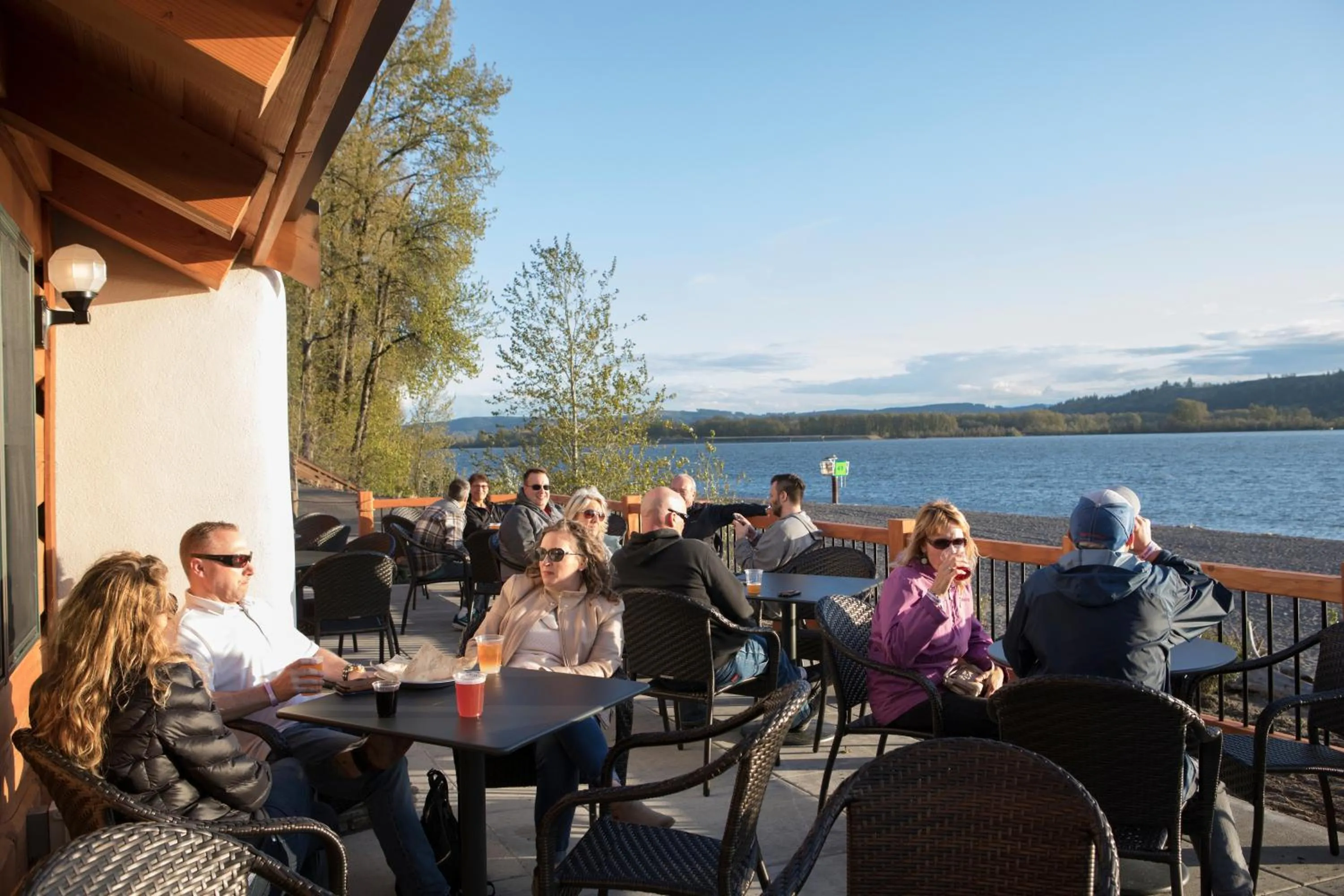 Lounge or bar in McMenamins Kalama Harbor Lodge