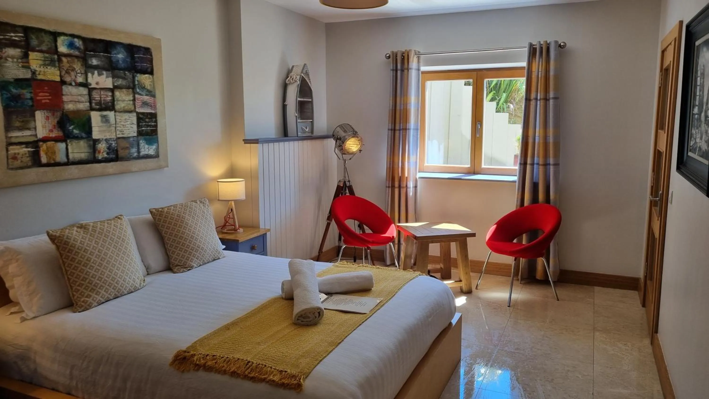 Photo of the whole room, Bed in Fab View