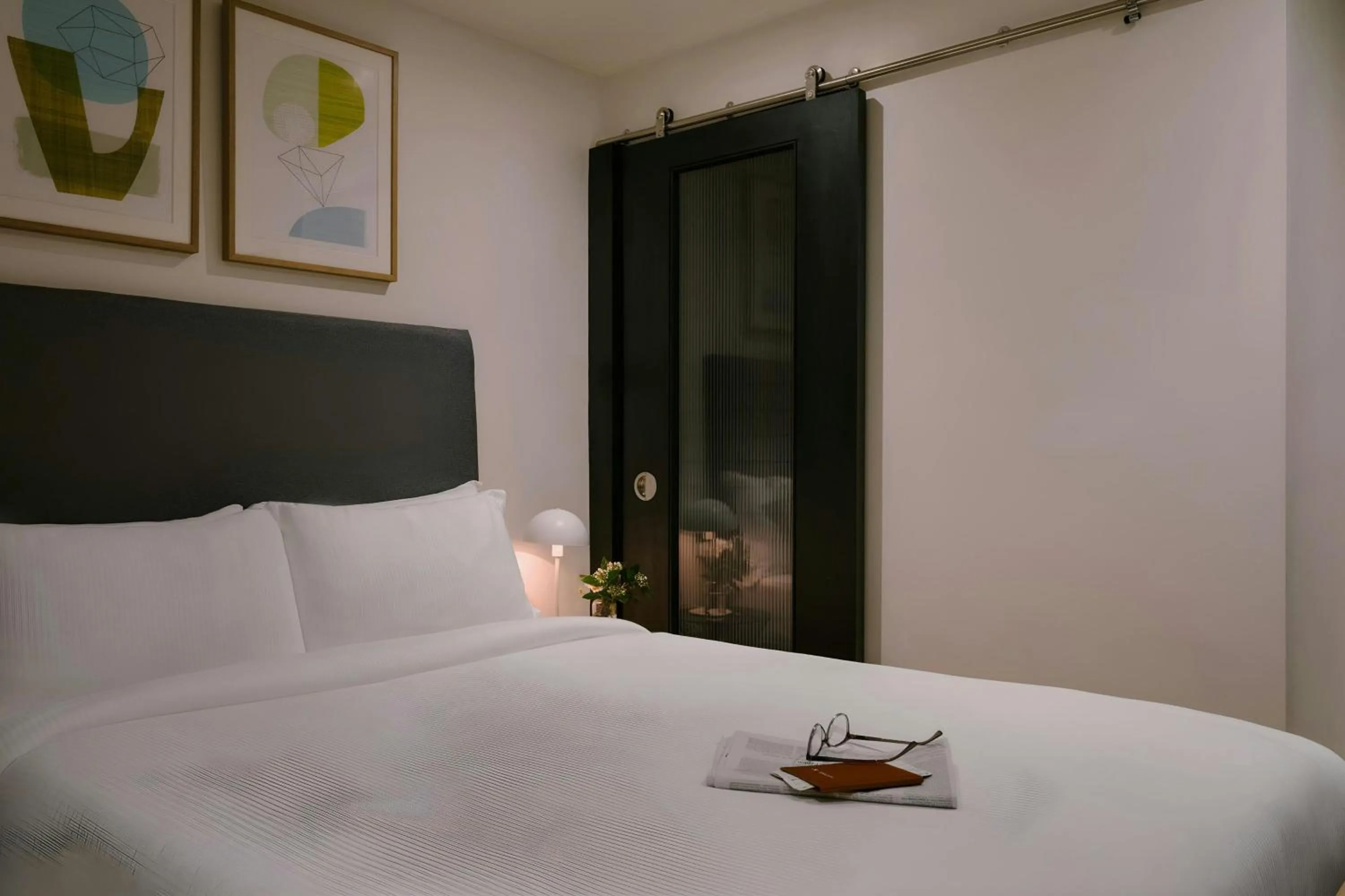 Bedroom, Bed in Chelsea Green Hotel, Sonder by Marriott Bonvoy