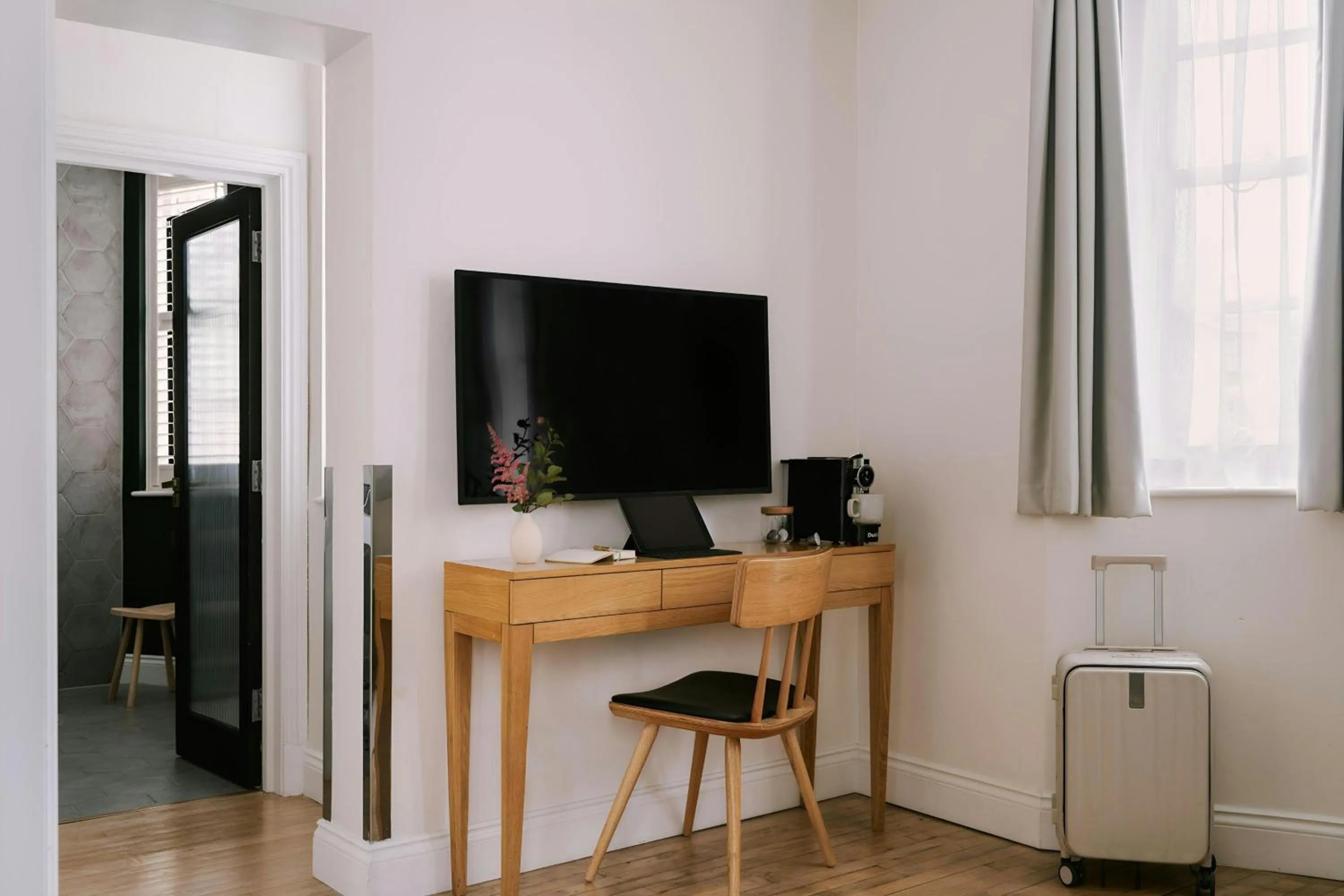 Living room in Chelsea Green Hotel, Sonder by Marriott Bonvoy