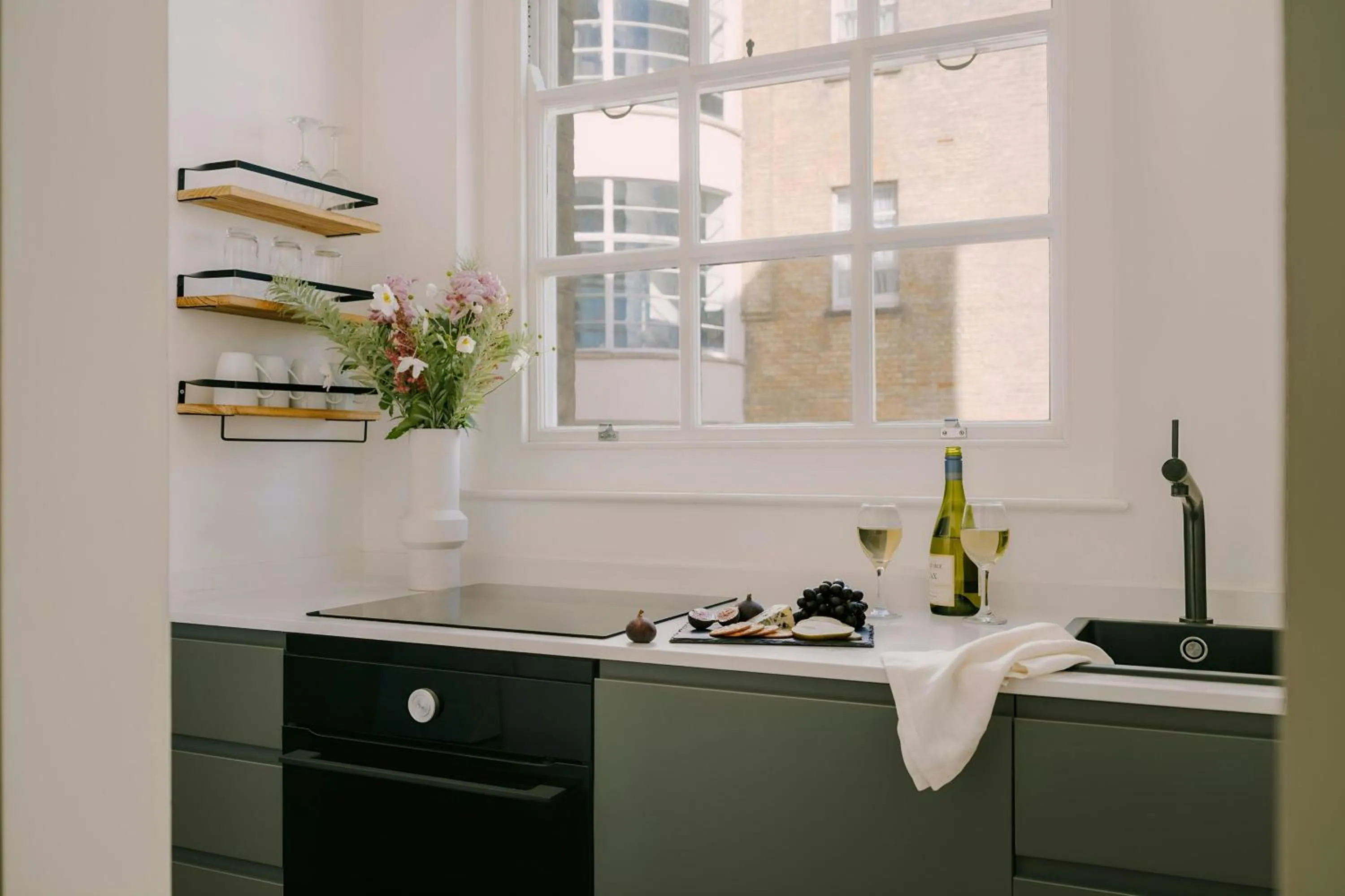Kitchen or kitchenette in Chelsea Green Hotel, Sonder by Marriott Bonvoy