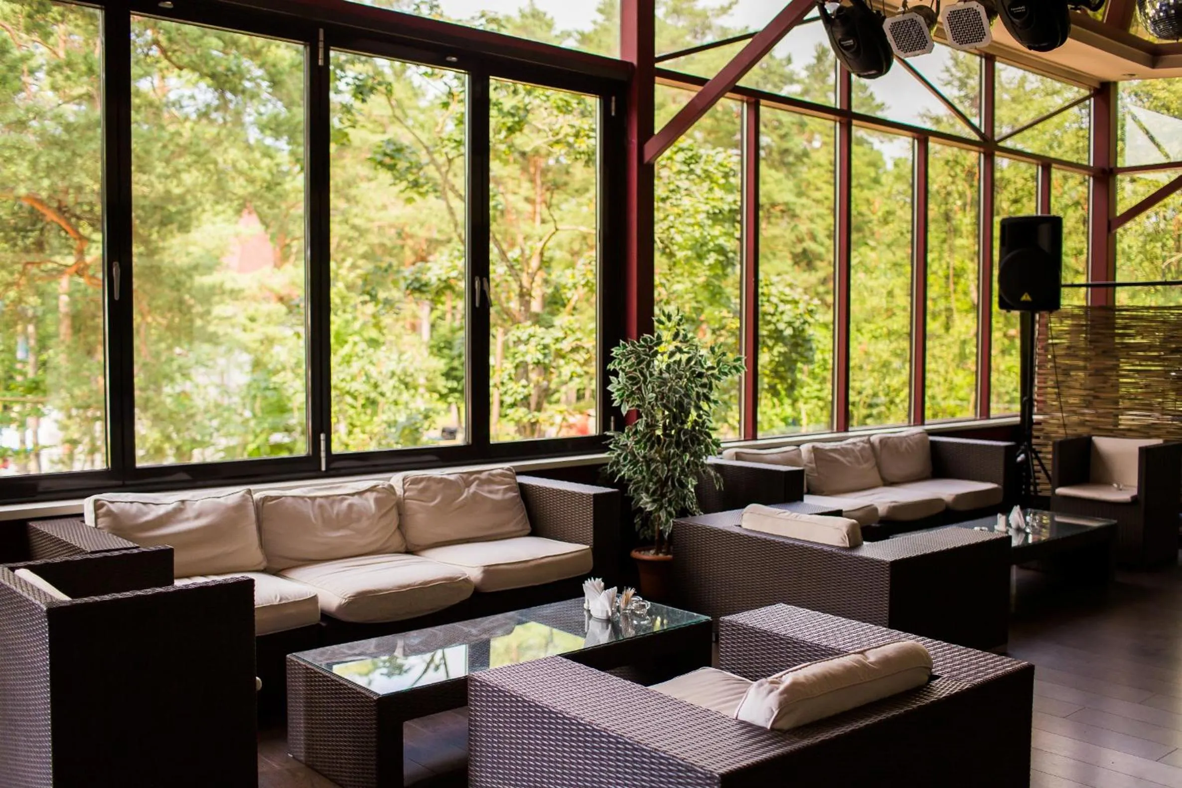 Restaurant/places to eat in Hotel Yes