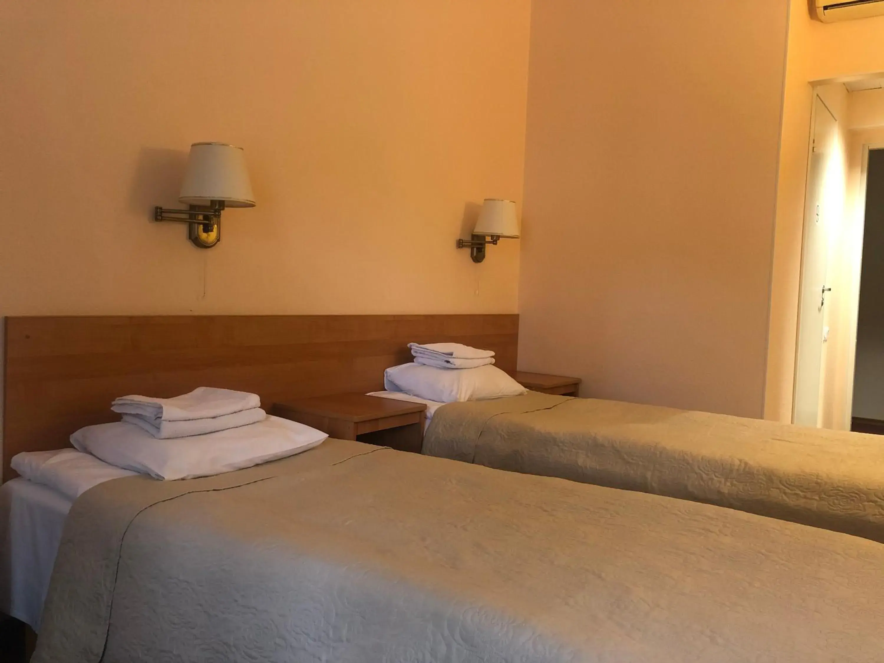 Twin Room in Hotel Yes Twin Room in Hotel Yes