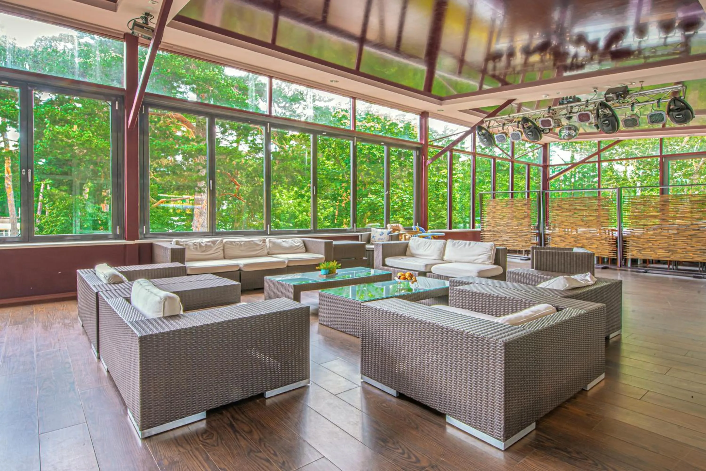 Restaurant/places to eat in Hotel Yes