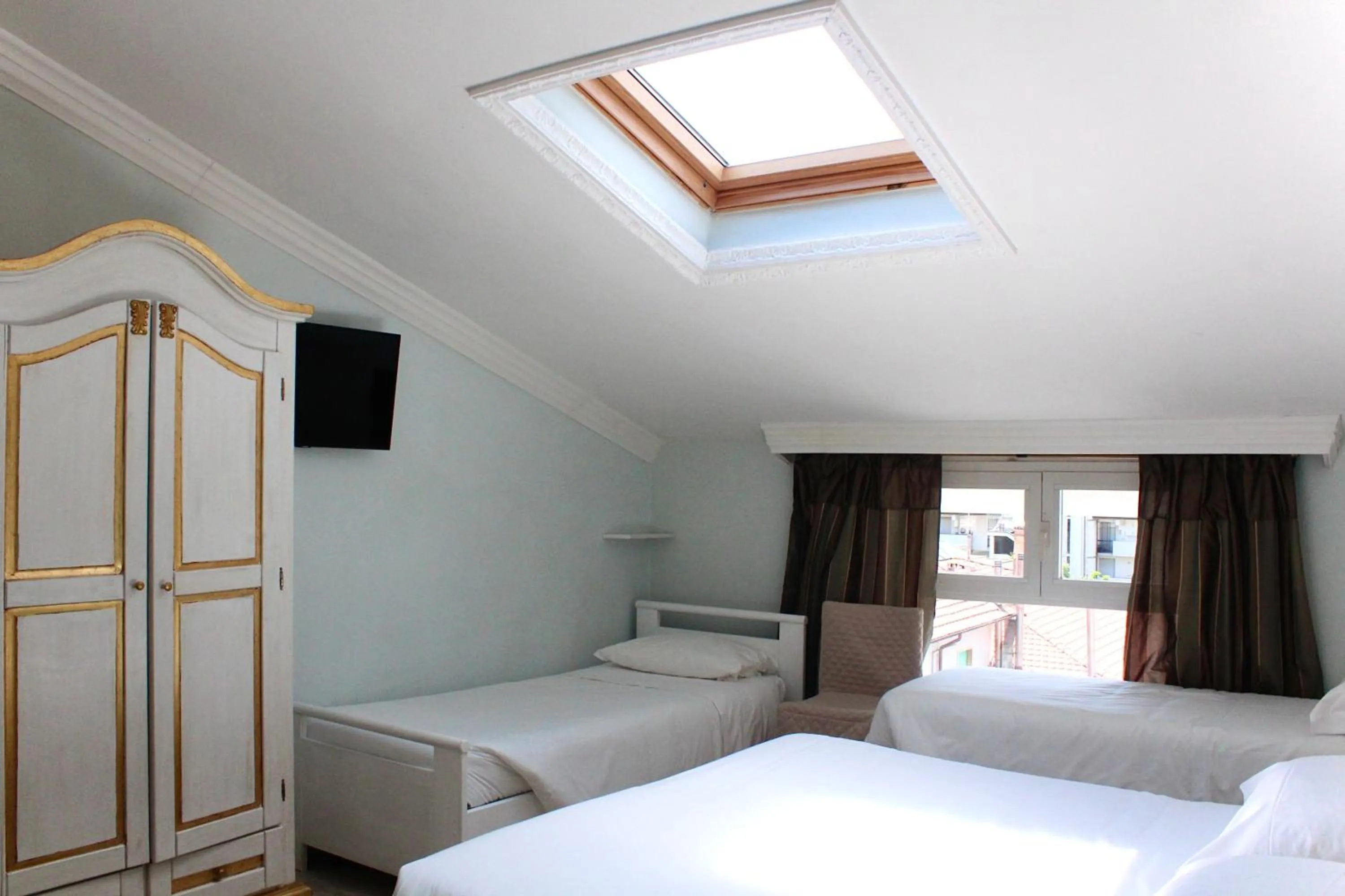 Communal lounge/ TV room, Bed in Hotel Tahiti