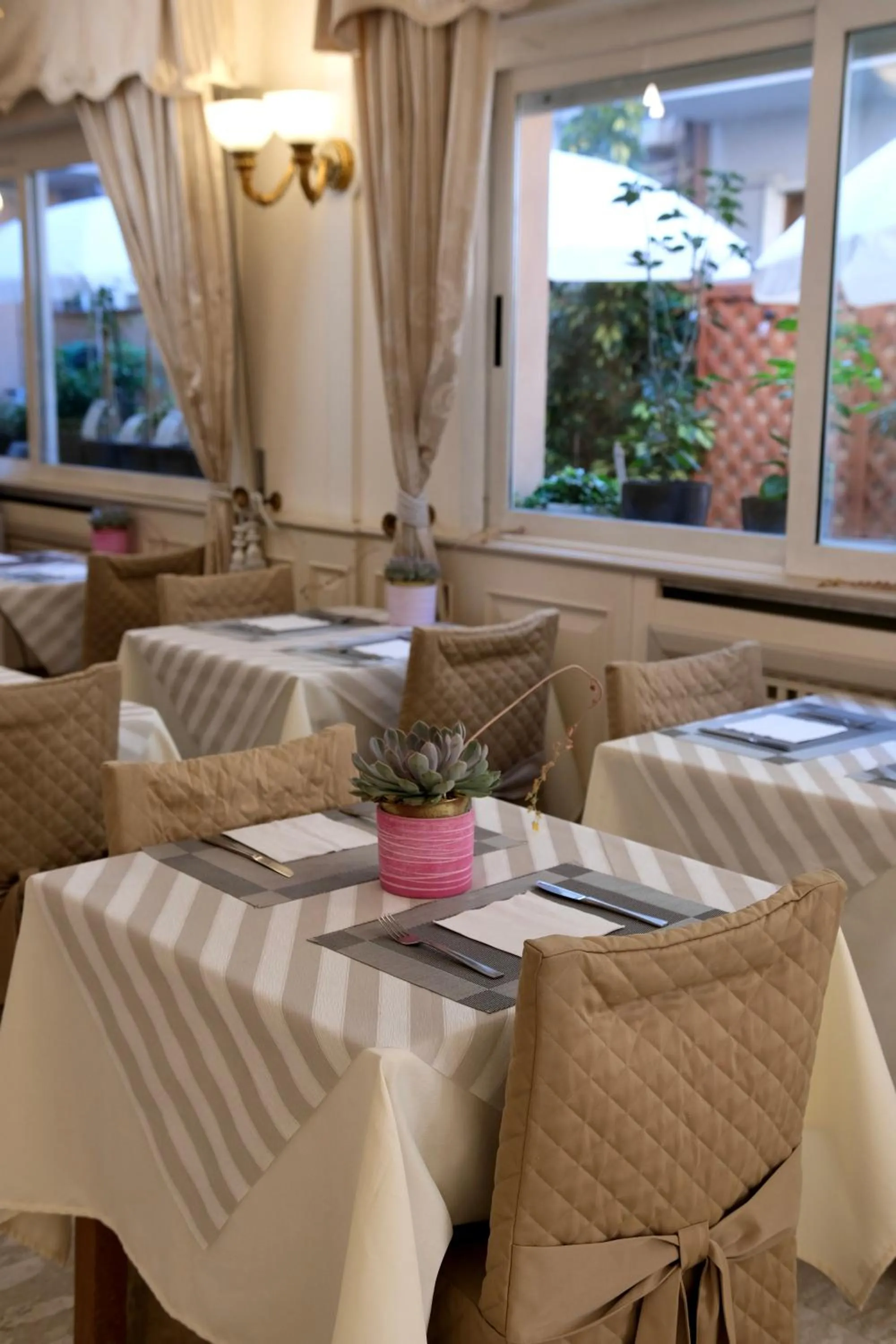 Restaurant/places to eat in Hotel Tahiti