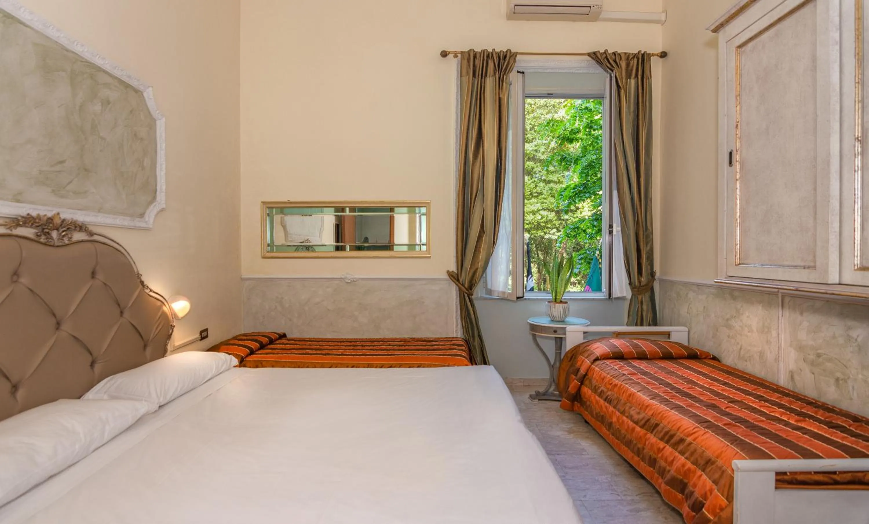 Bedroom, Bed in Hotel Tahiti