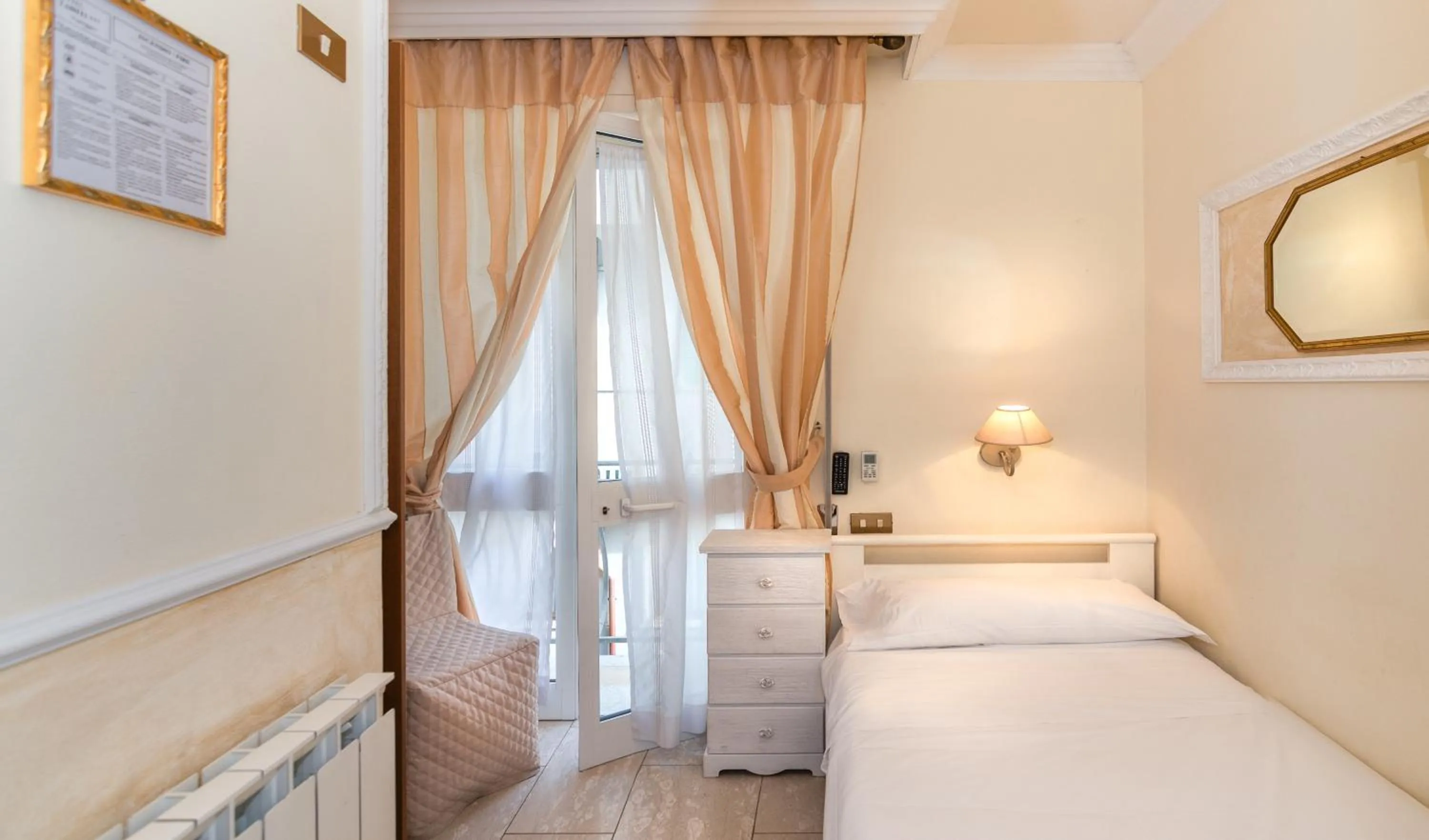 Bedroom, Bed in Hotel Tahiti