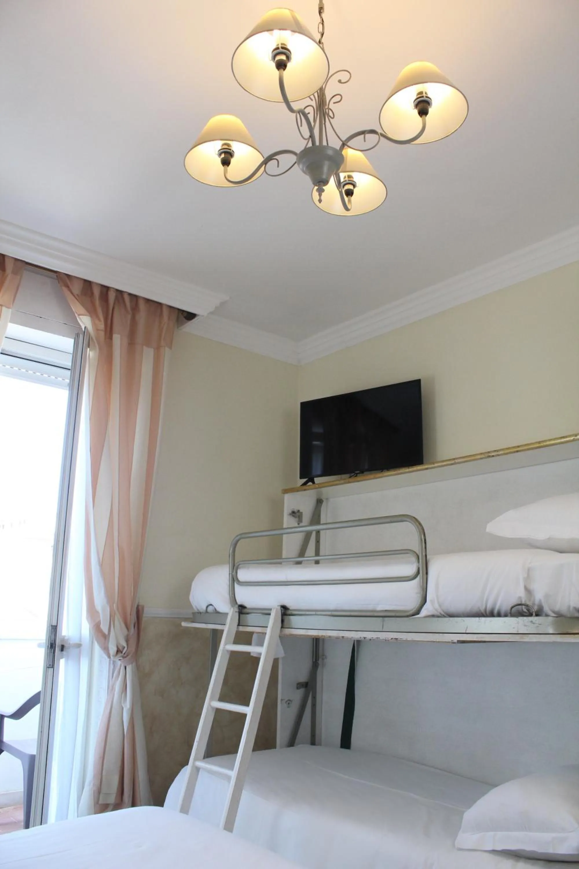 bunk bed, Bed in Hotel Tahiti