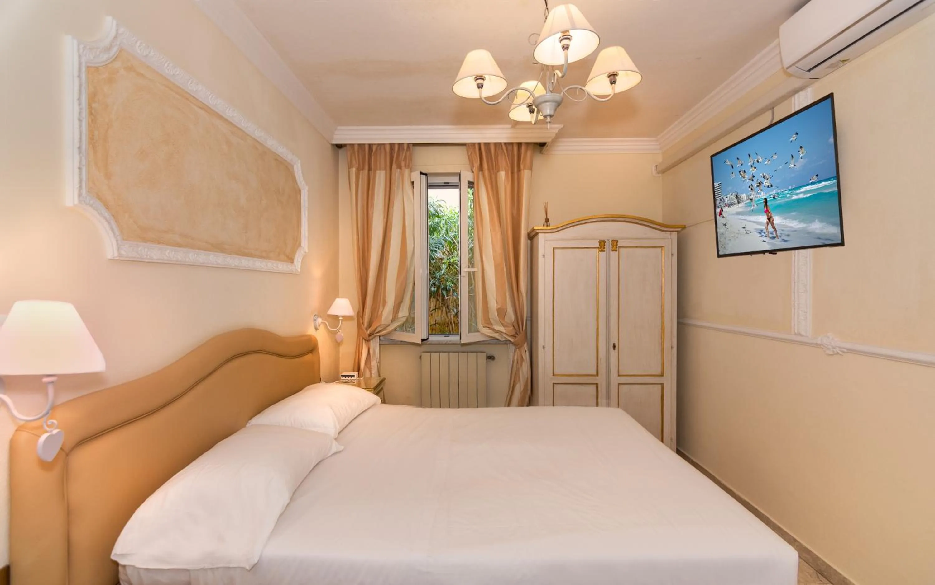 Bedroom, Bed in Hotel Tahiti