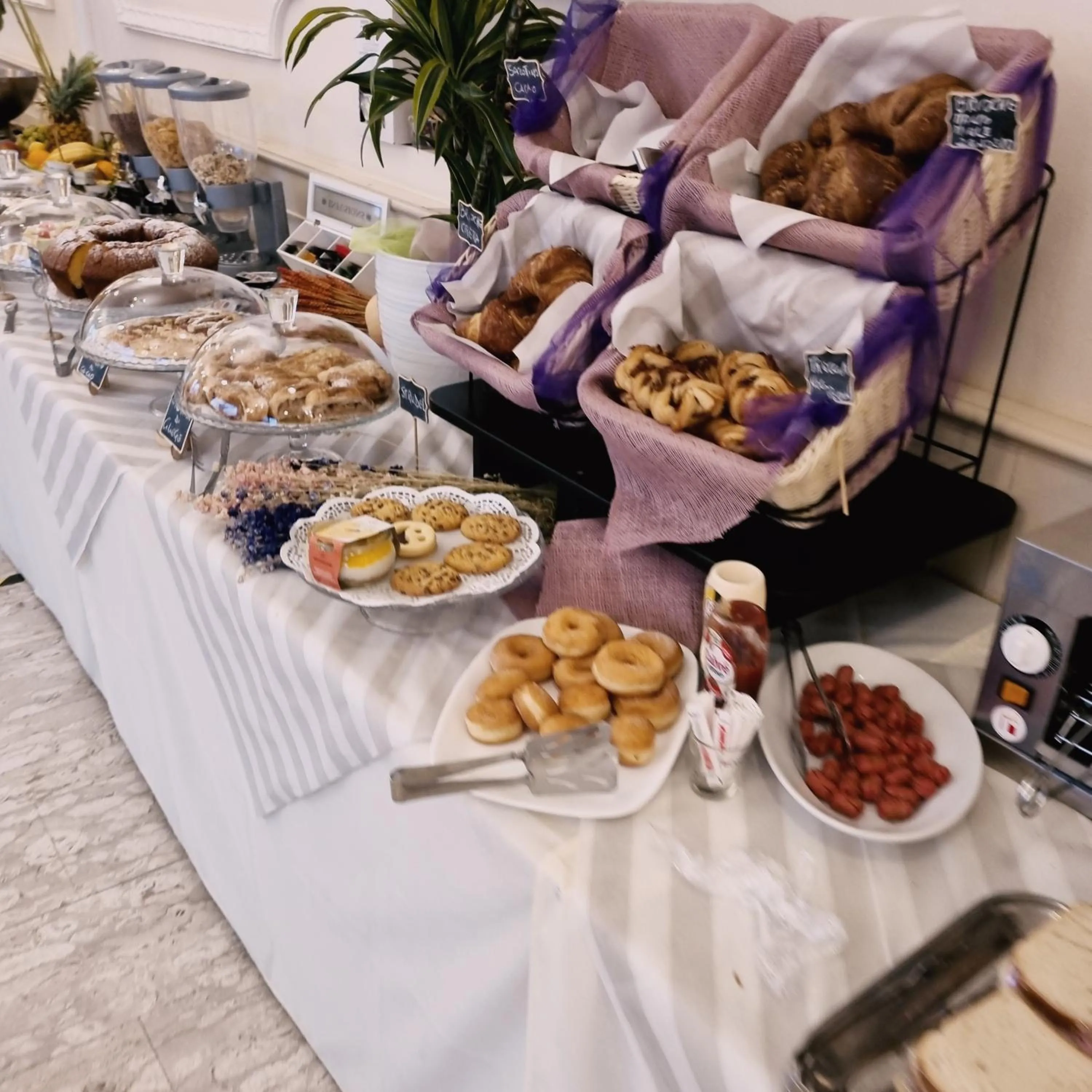 Breakfast in Hotel Tahiti