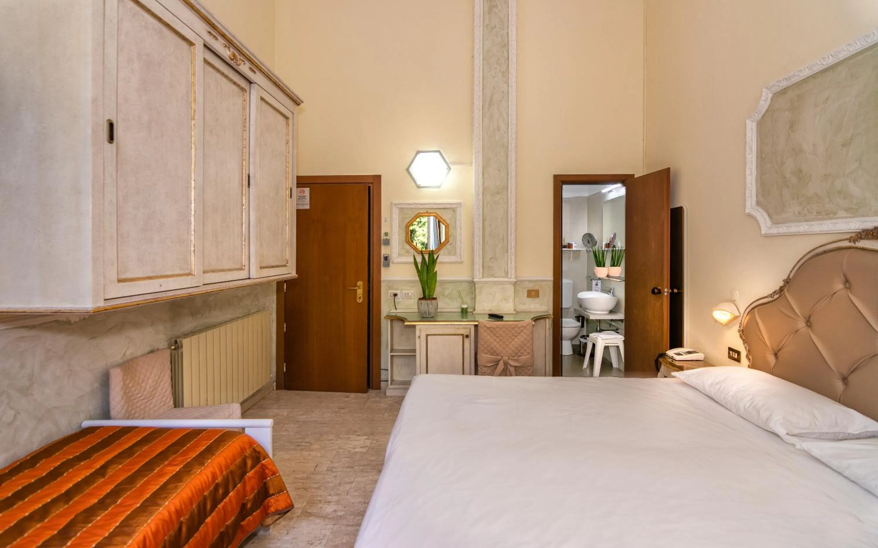 Bedroom, Bed in Hotel Tahiti