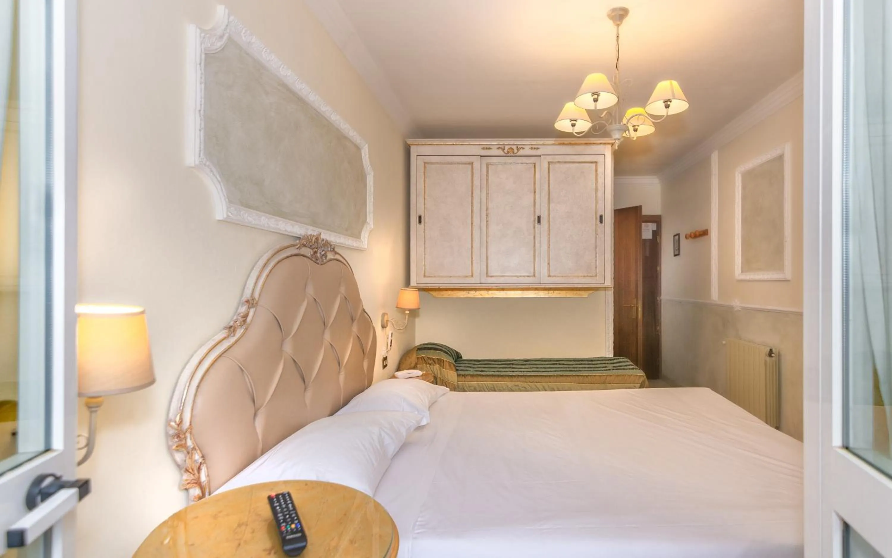 Bedroom, Bed in Hotel Tahiti