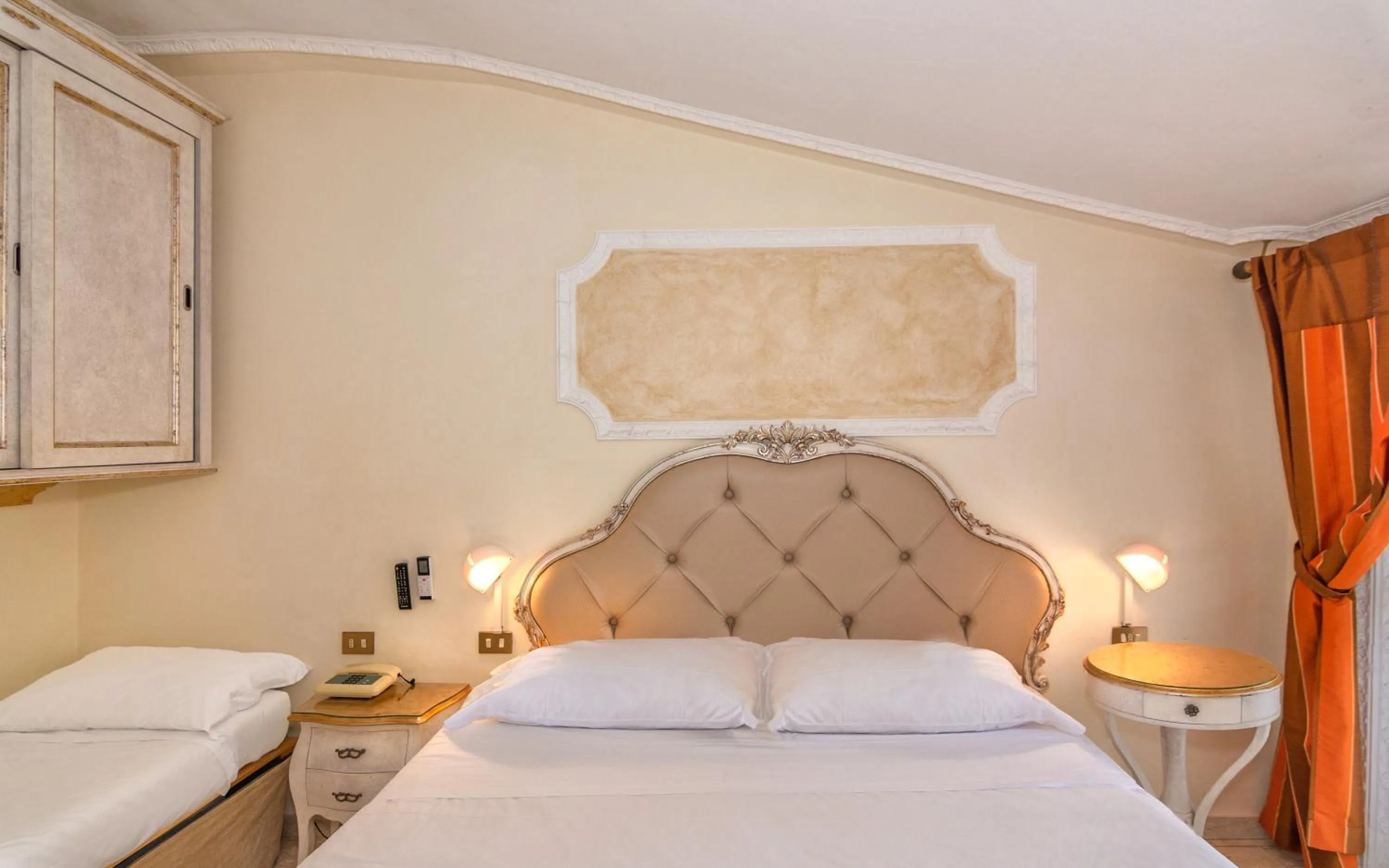 Bathroom, Bed in Hotel Tahiti