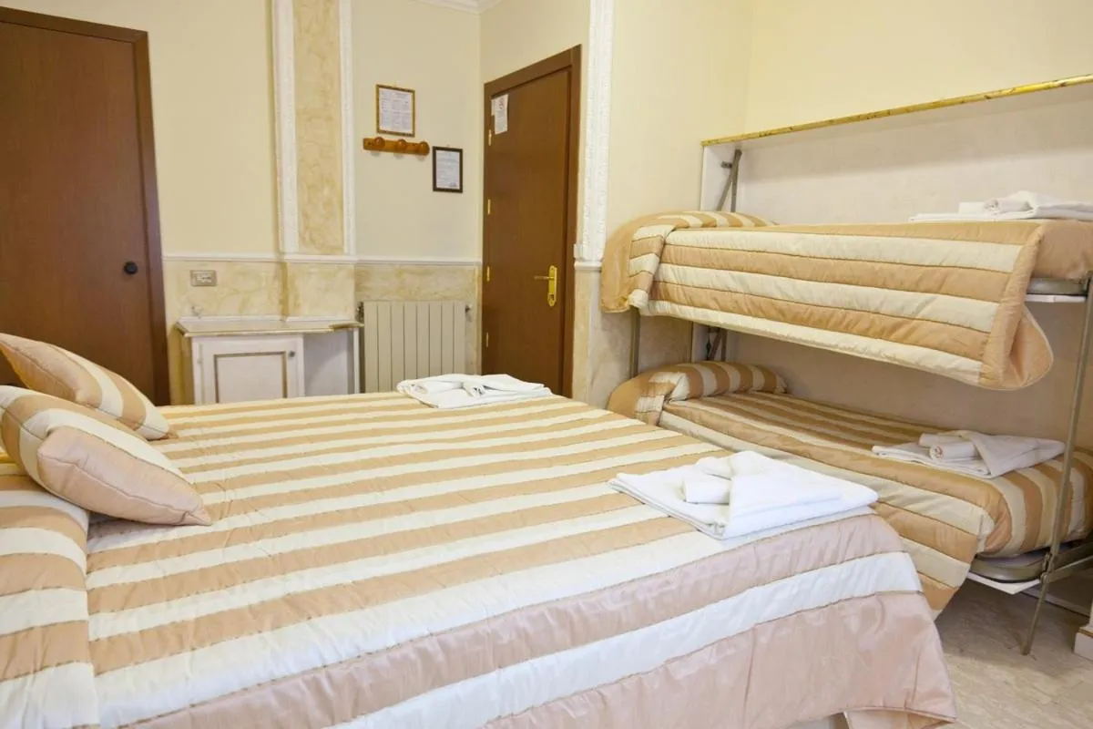 Photo of the whole room, Bed in Hotel Tahiti